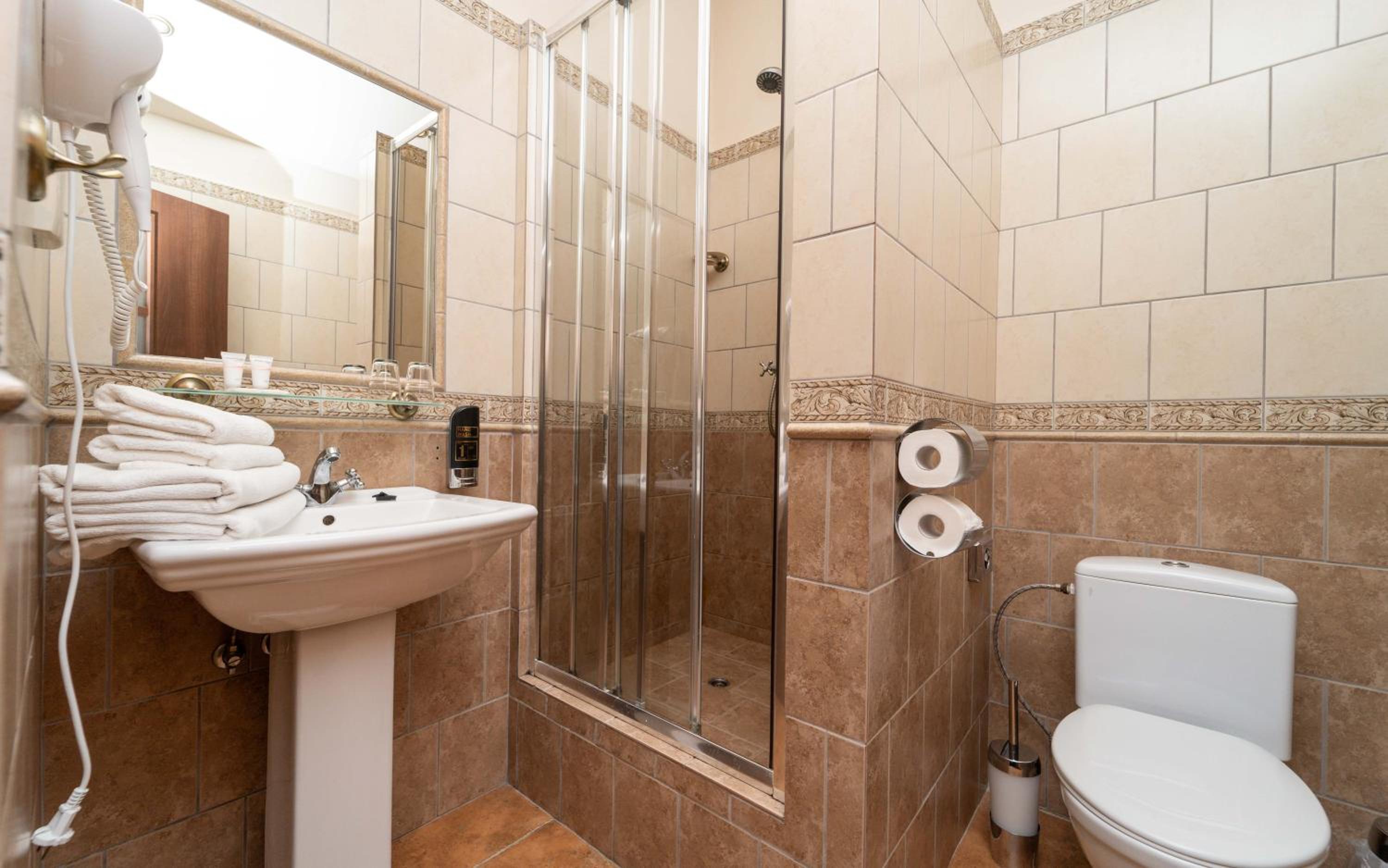 Double or Twin Room - Photo 12