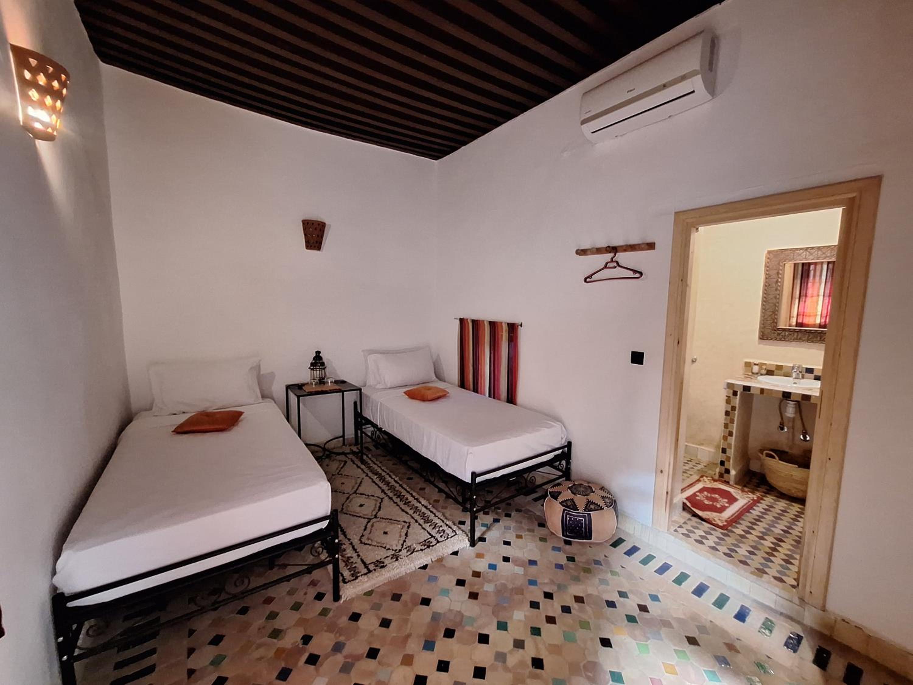 Double Room with Private Bathroom - Photo 30