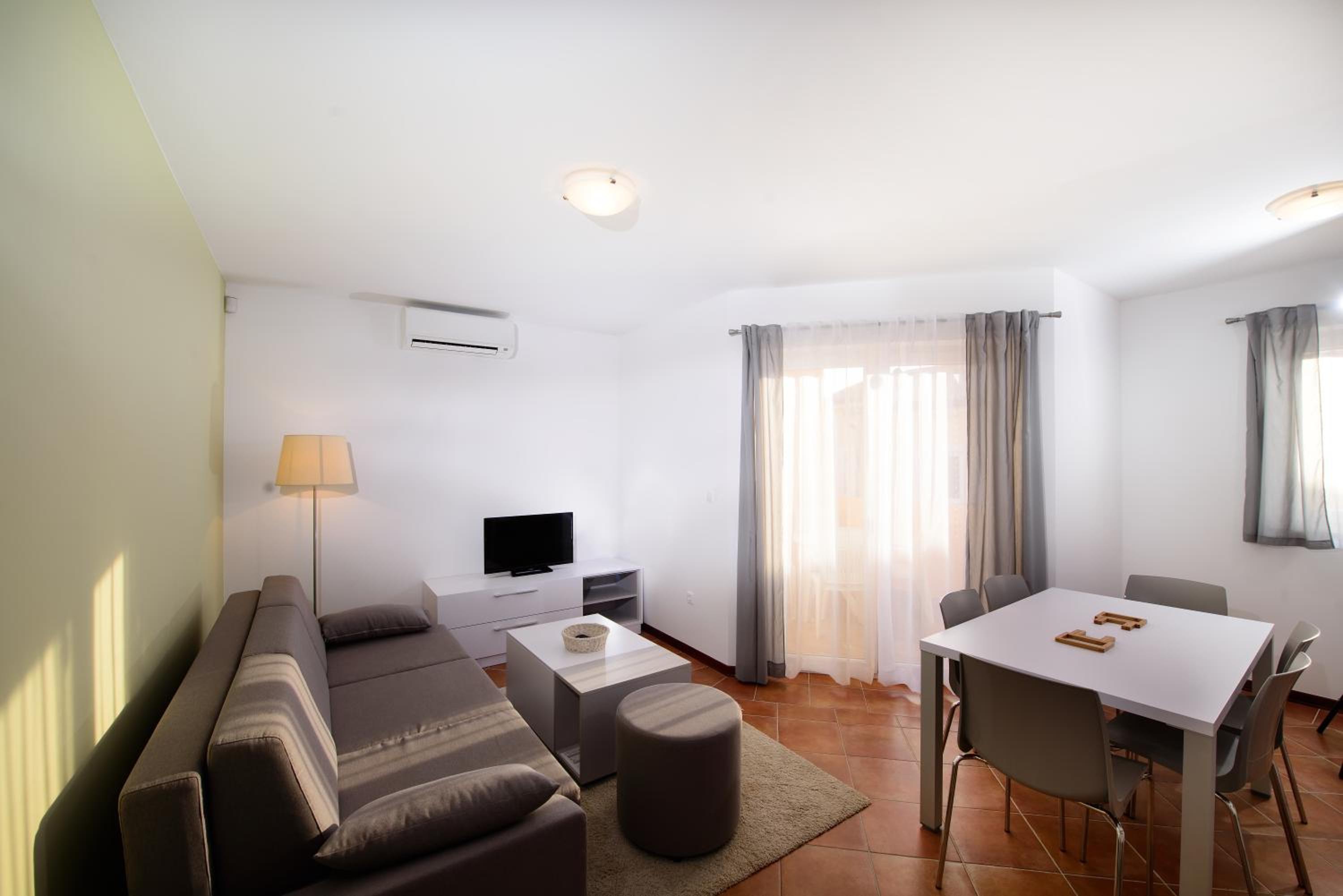 One-Bedroom Apartment with Balcony Ground floor photo 1