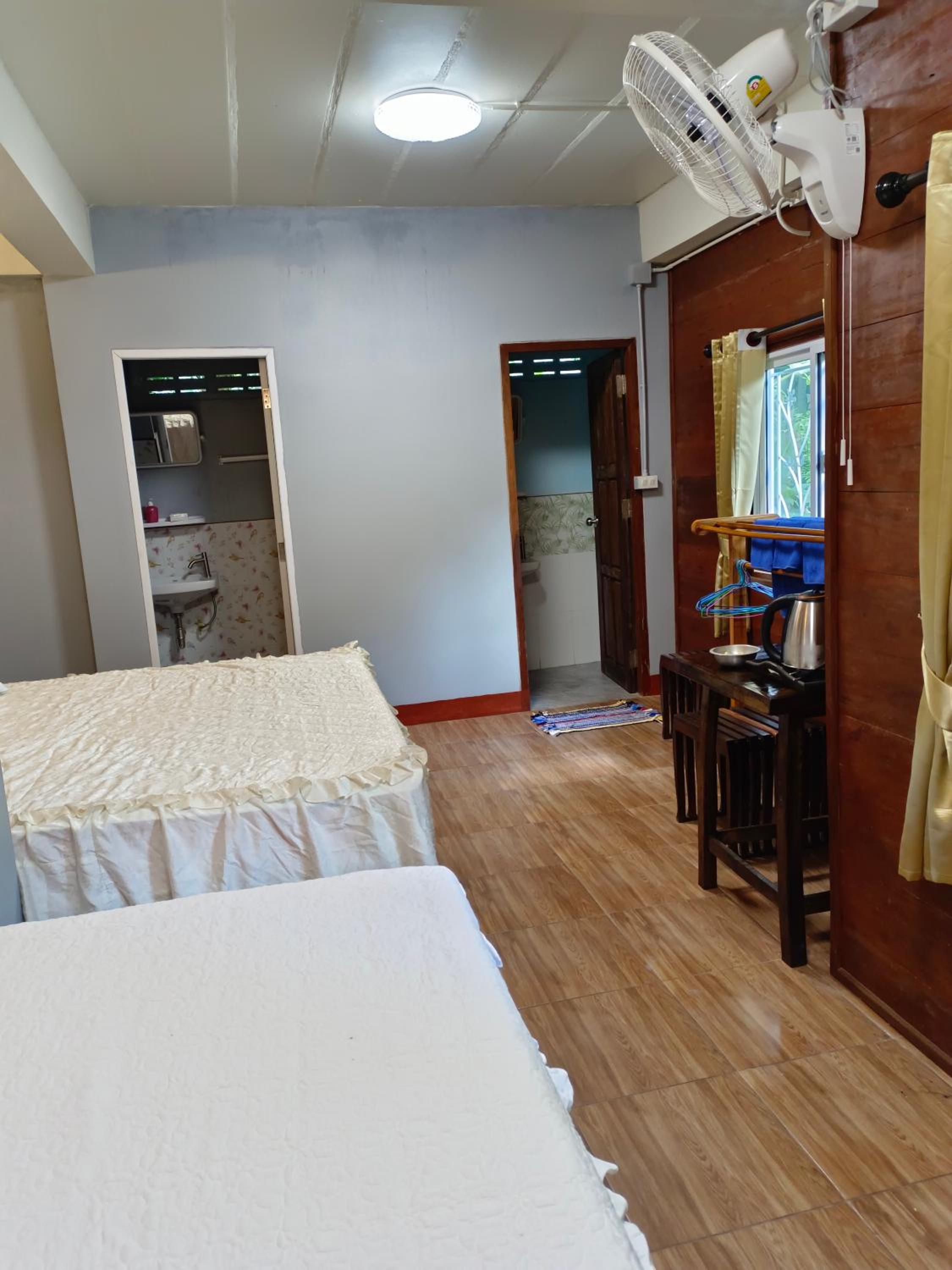 Quadruple Room with Private Bathroom - Photo 8