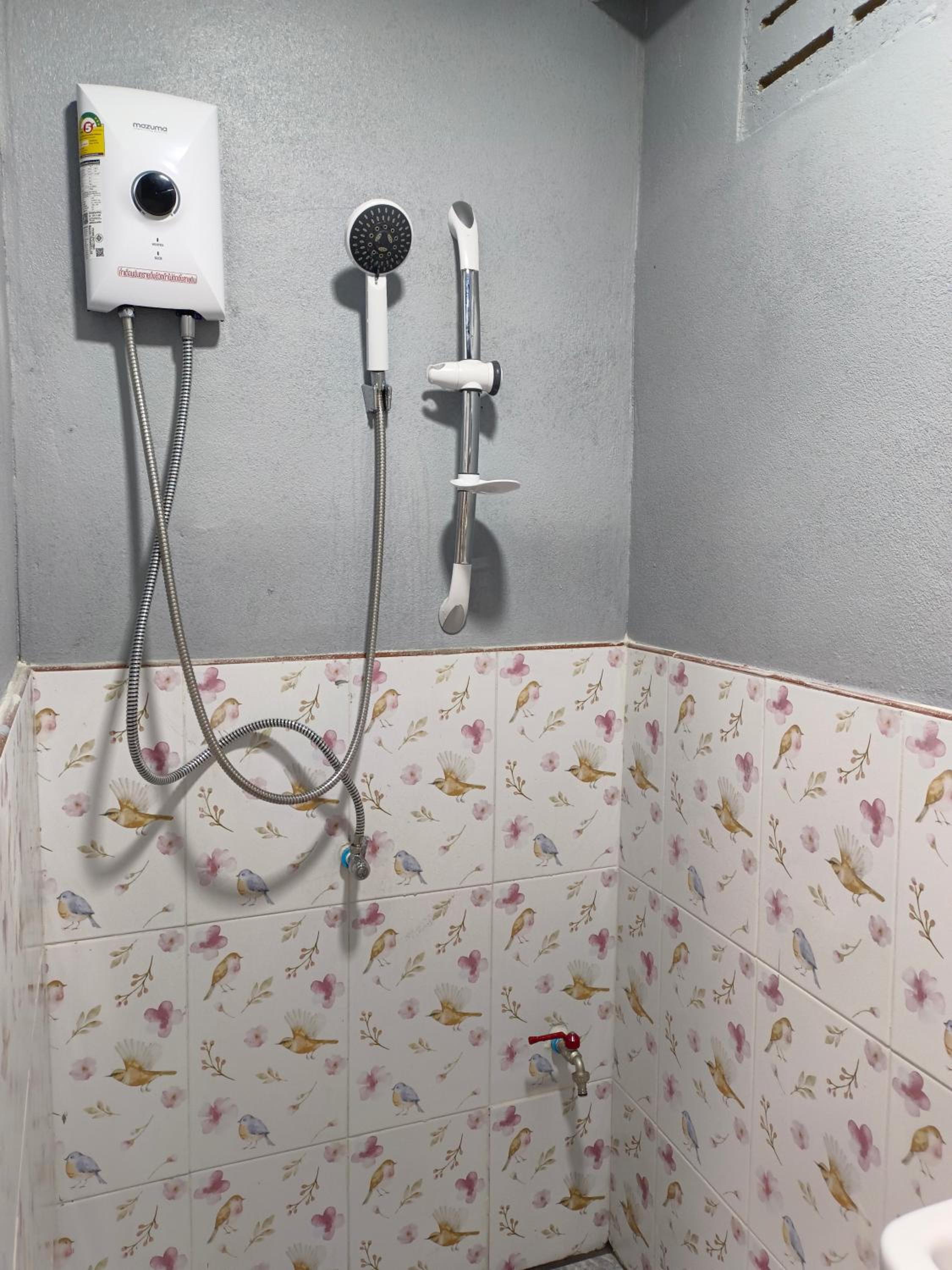 Quadruple Room with Private Bathroom - Photo 6