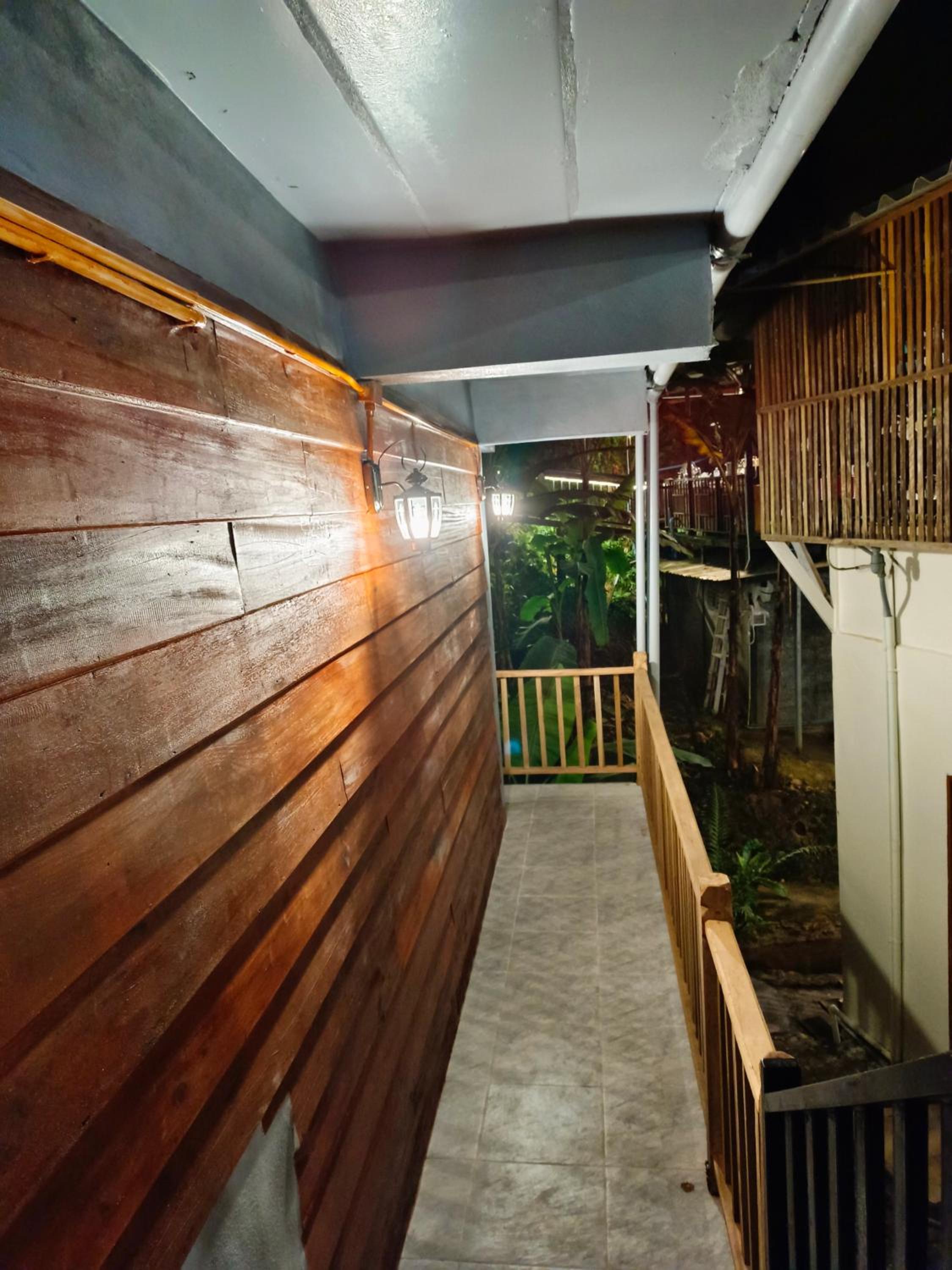 Quadruple Room with Private Bathroom - Photo 2