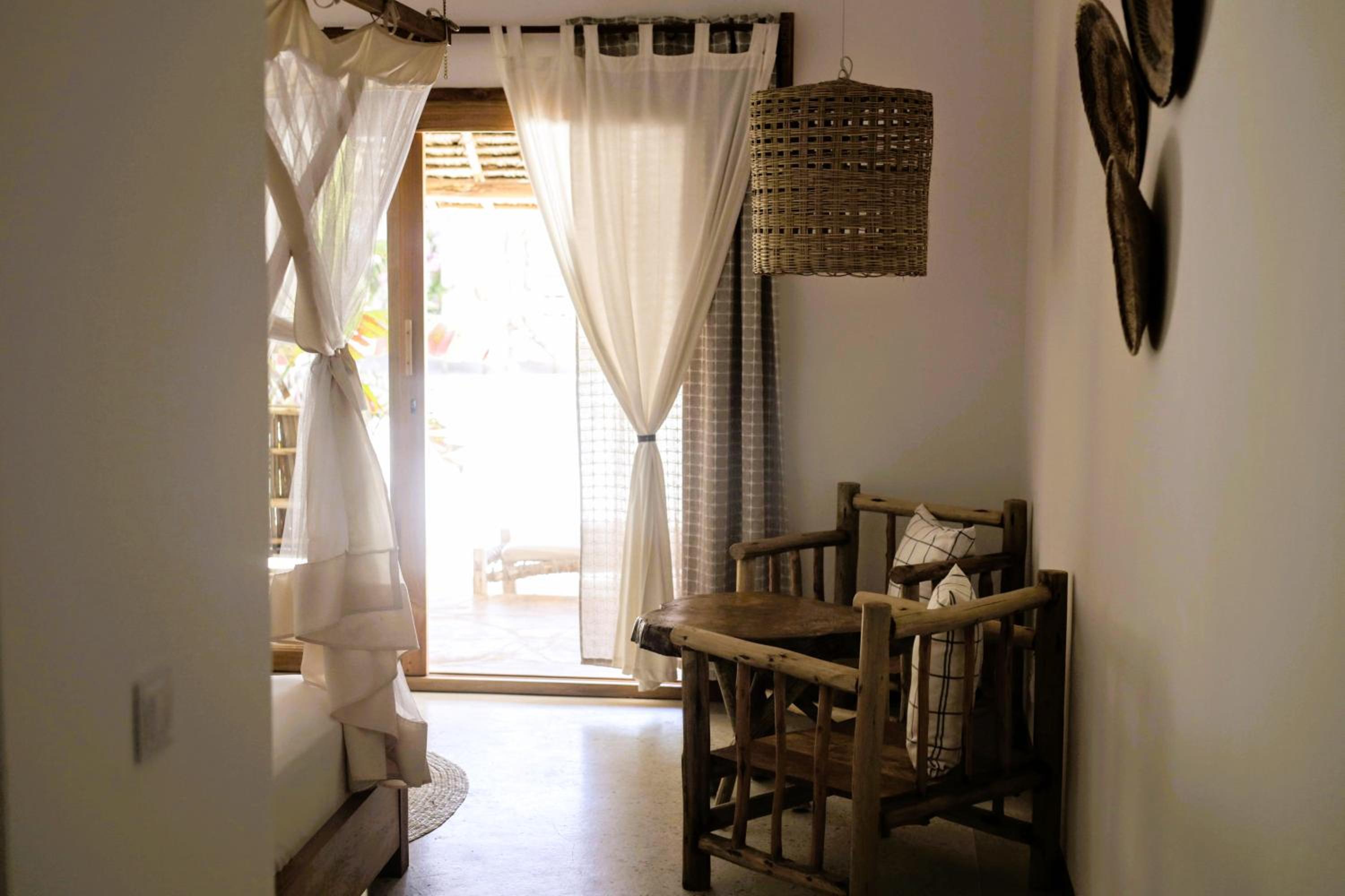Deluxe King Room - Photo 13