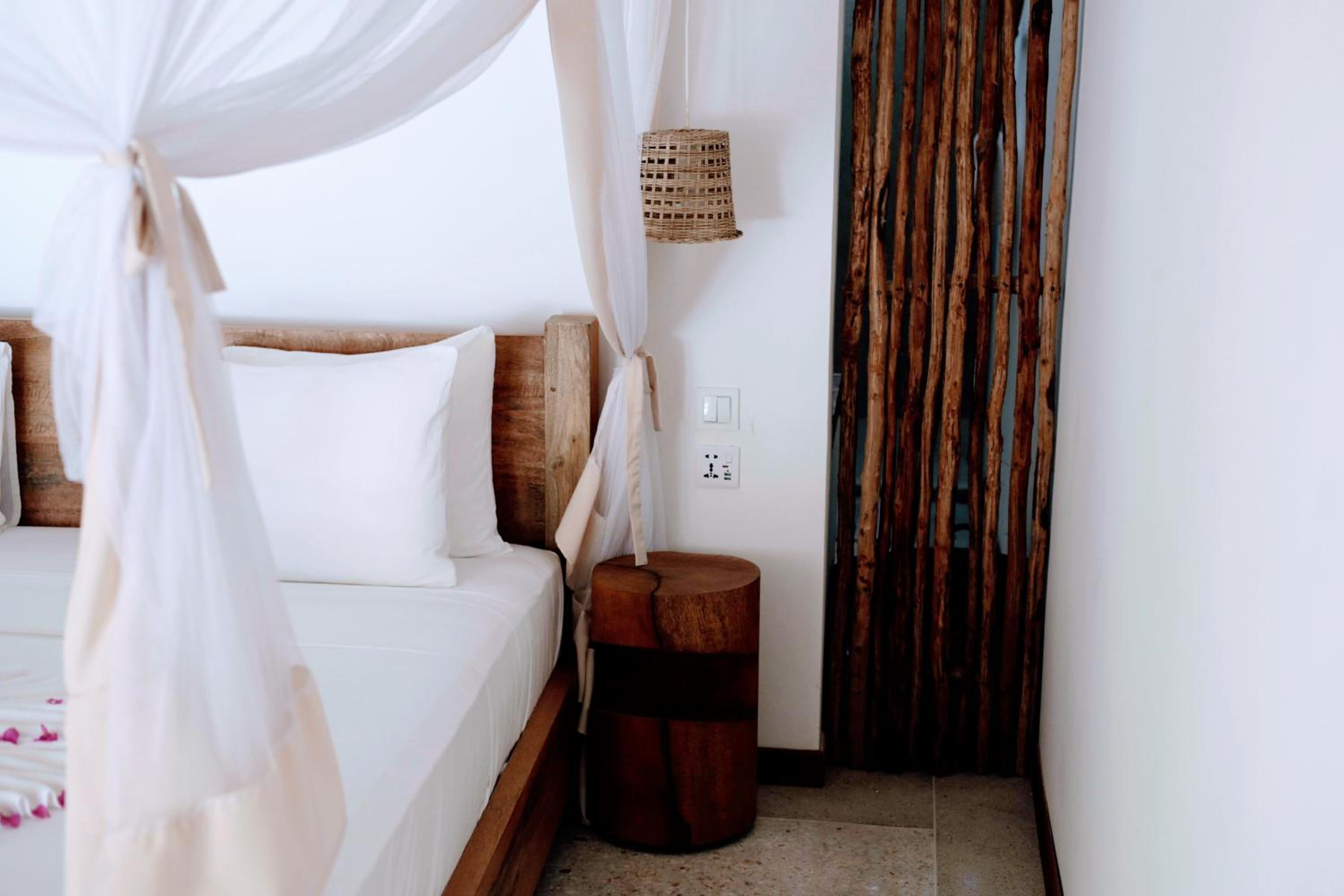 Deluxe King Room - Photo 11