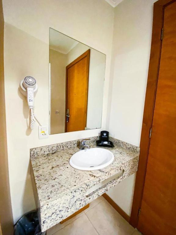 Standard Twin Room - Photo 8