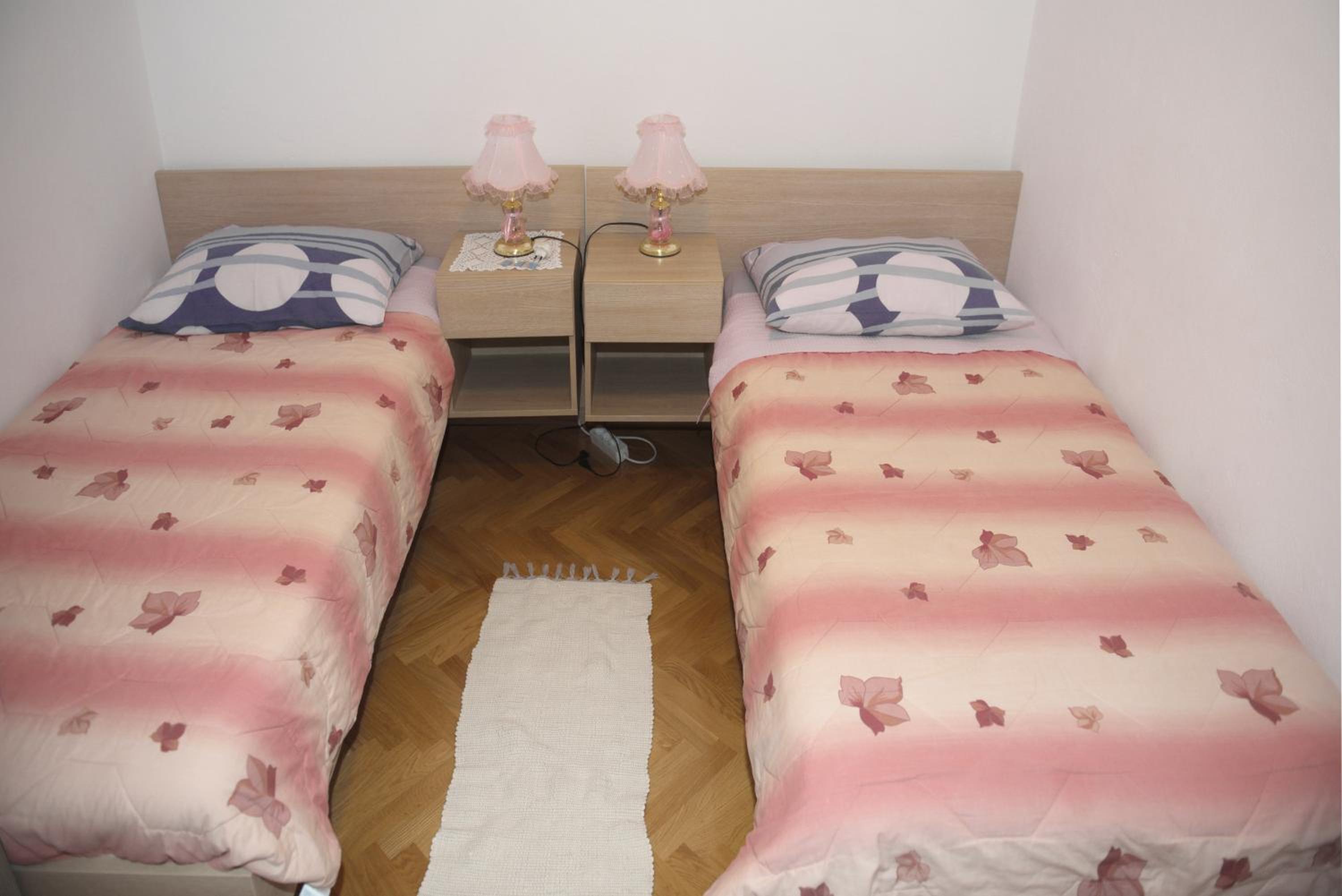 Apartamento de dois quartos com varanda e vista para o mar