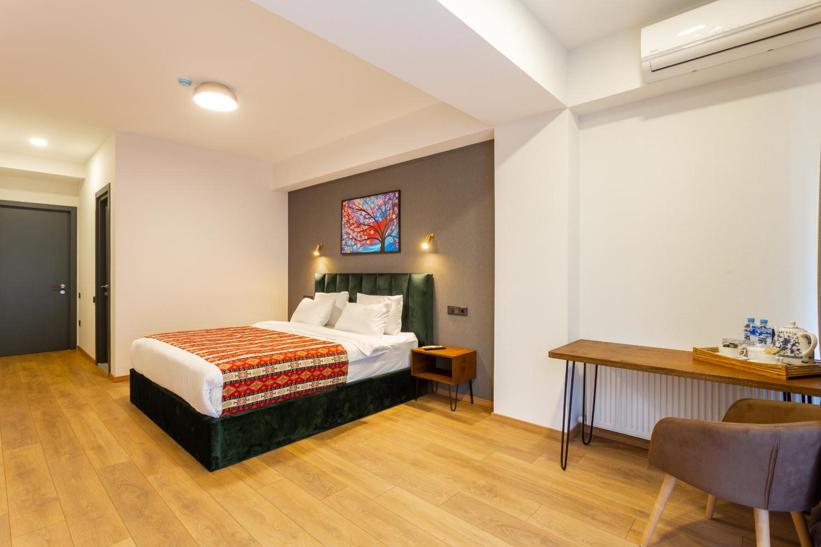 Double Room with Balcony - Photo 3