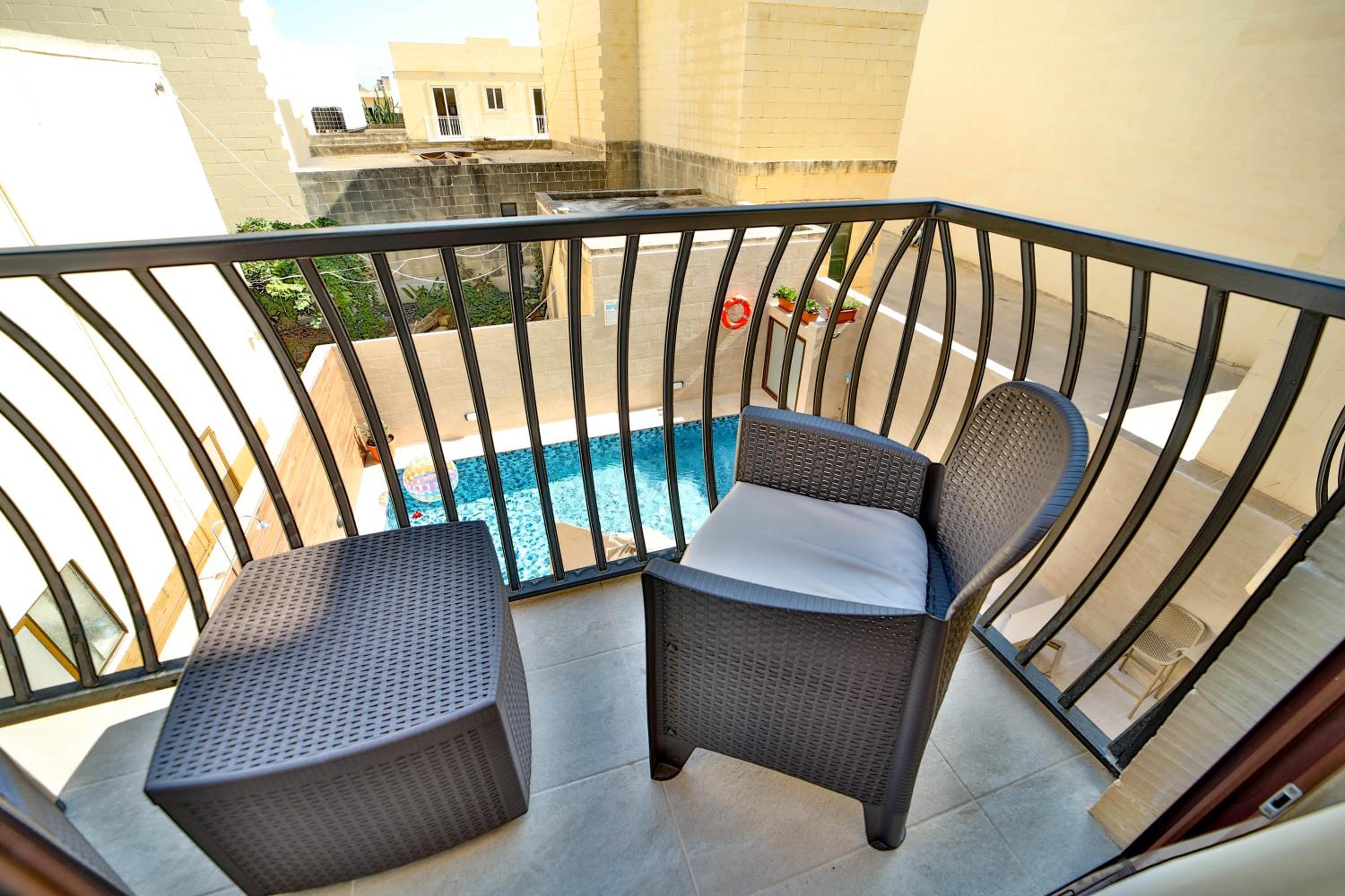 Deluxe Double Room with Balcony photo 2