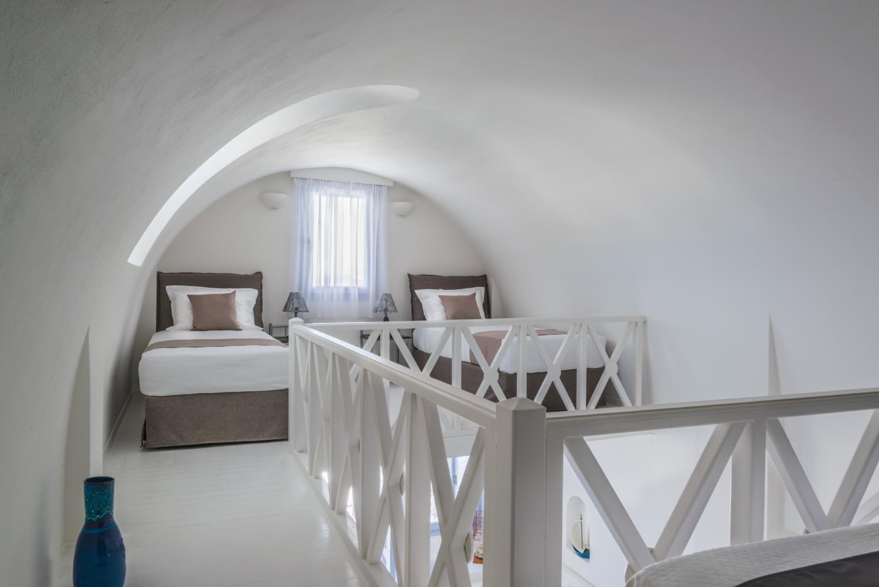 Split Level Superior Suite with Private Plunge Pool and Caldera View photo 3