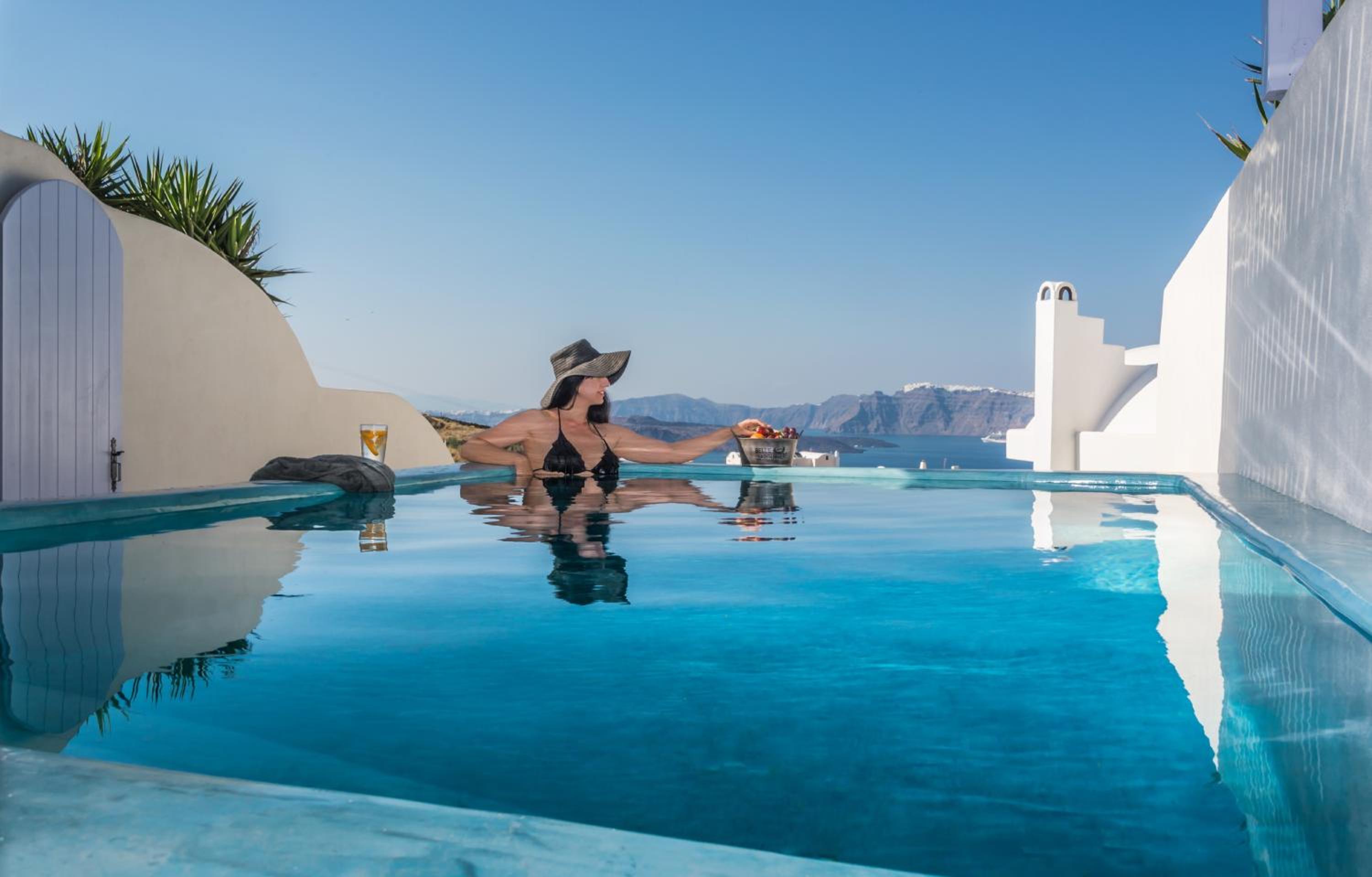 Honeymoon Suite with Private Plunge Pool and Caldera View photo 2