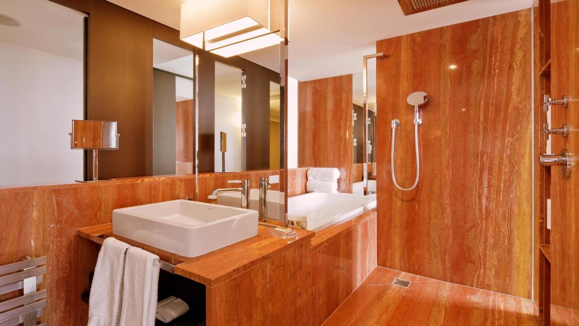 Junior Suite with Lake View