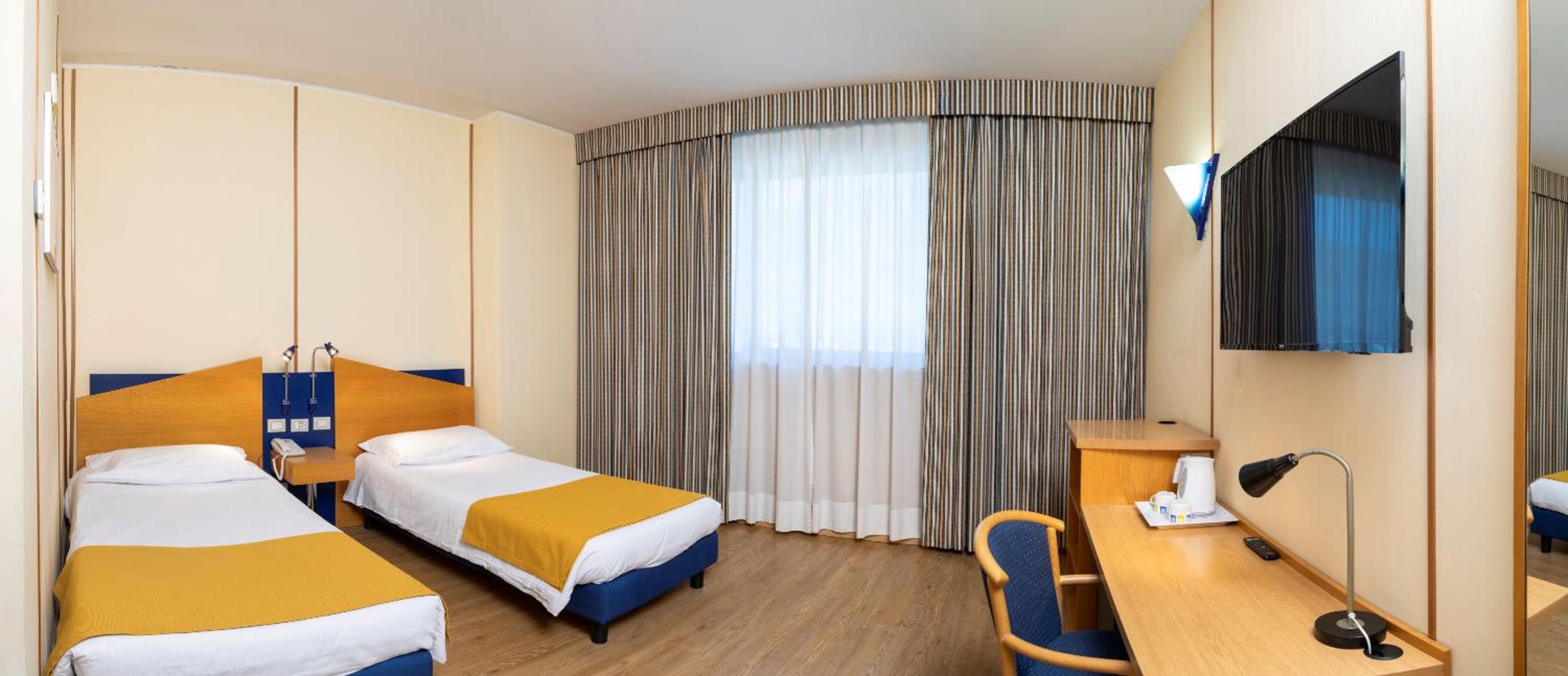 Standard Twin Room - Photo 1