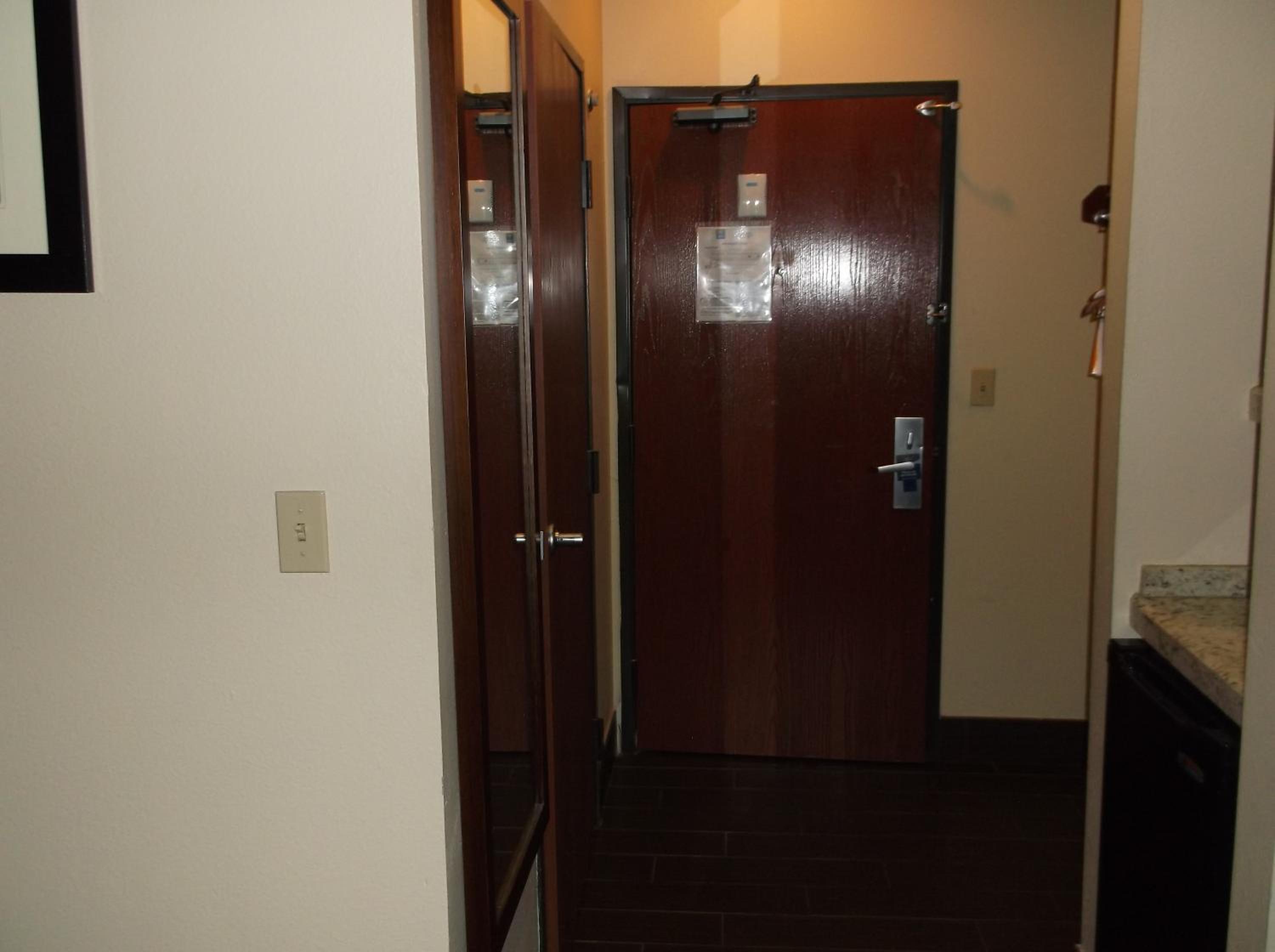 Queen Room with Two Queen Beds - Accessible/Non-Smoking  - Photo 4