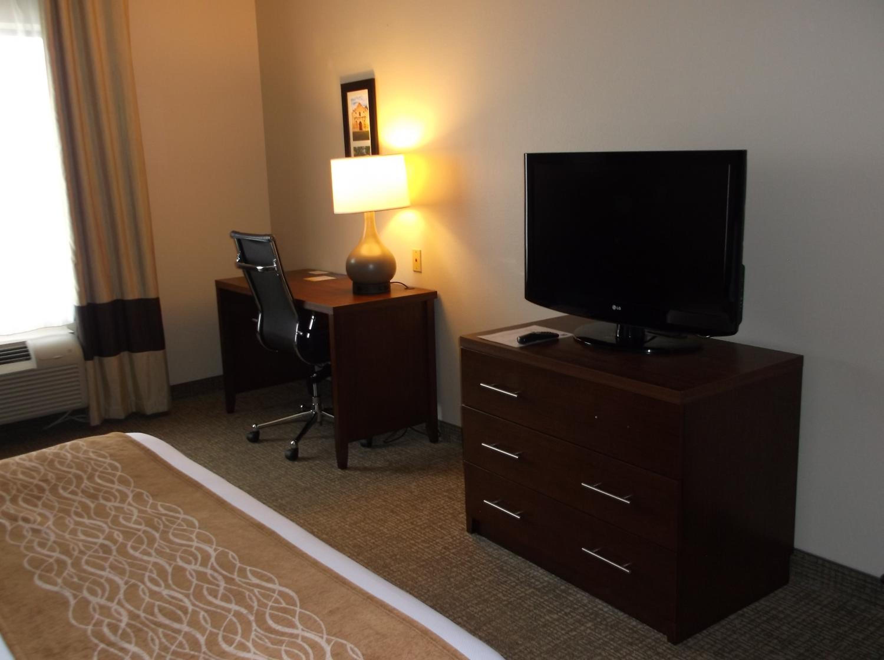 King Room with Roll-in-Shower - Accessible/Non-Smoking - Photo 1