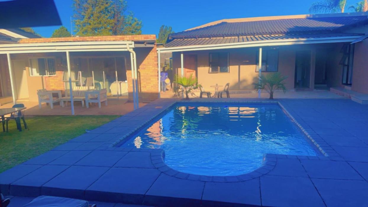 Studio with Pool View photo 3