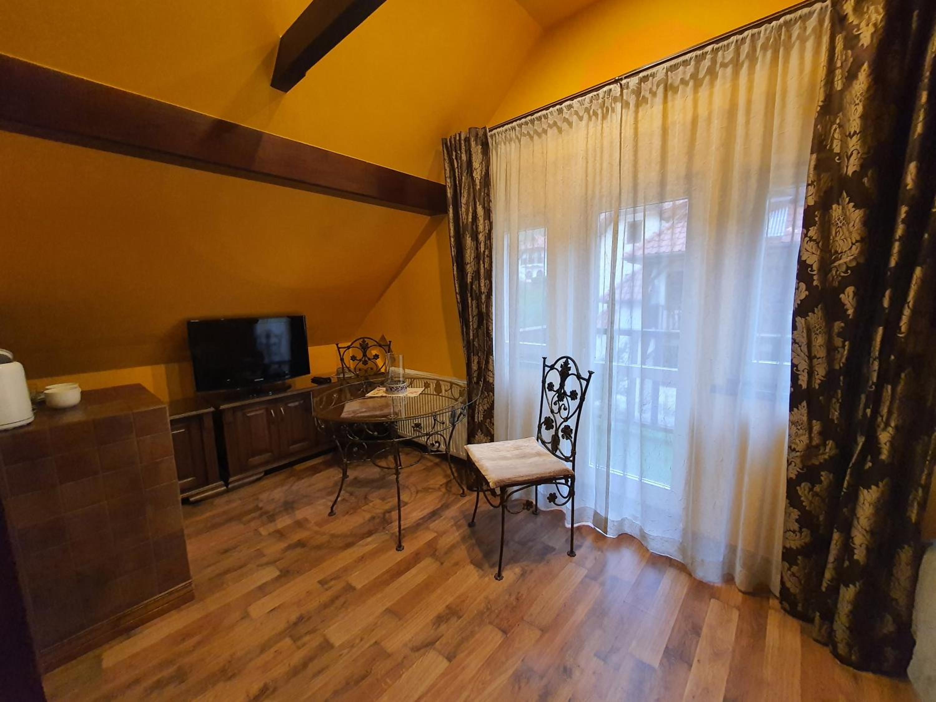 Deluxe Queen Room - Photo 6