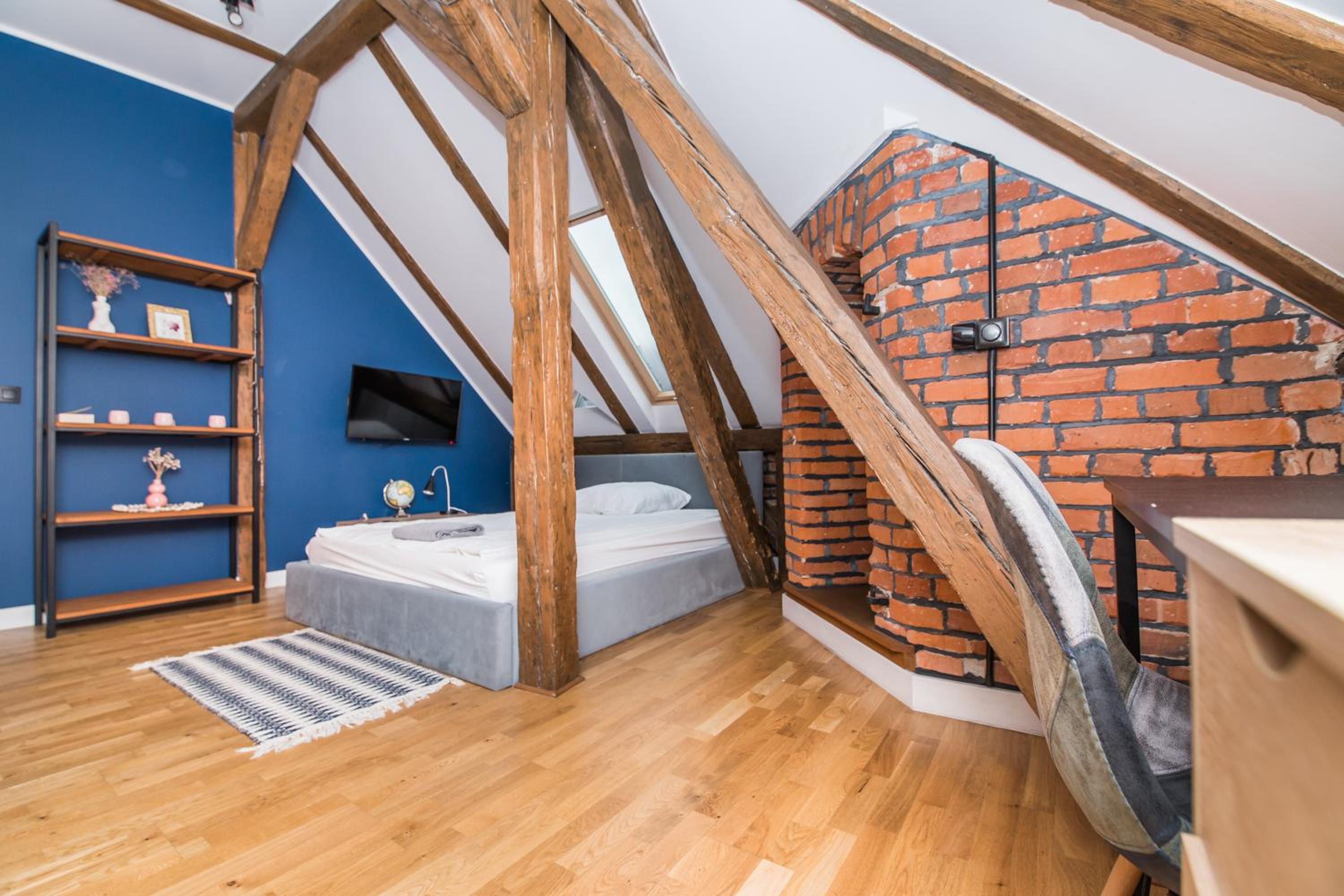 One-Bedroom Apartment - Photo 3