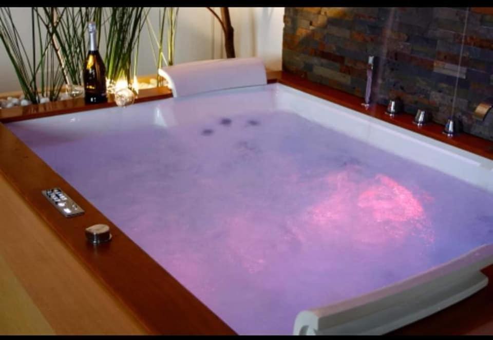 Queen Suite with Spa Bath photo 3