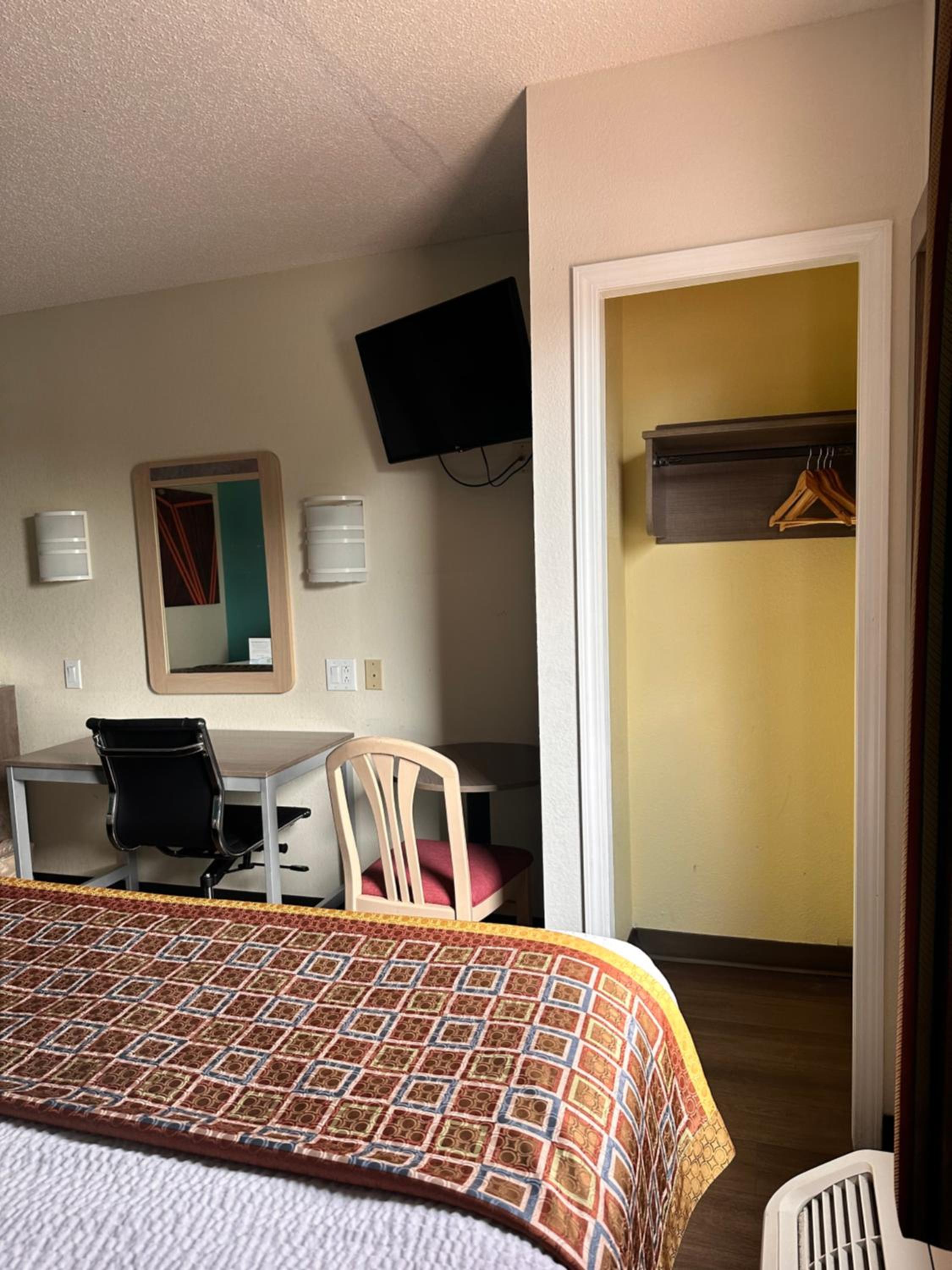 Queen Room with Two Queen Beds - Non-Smoking photo 3