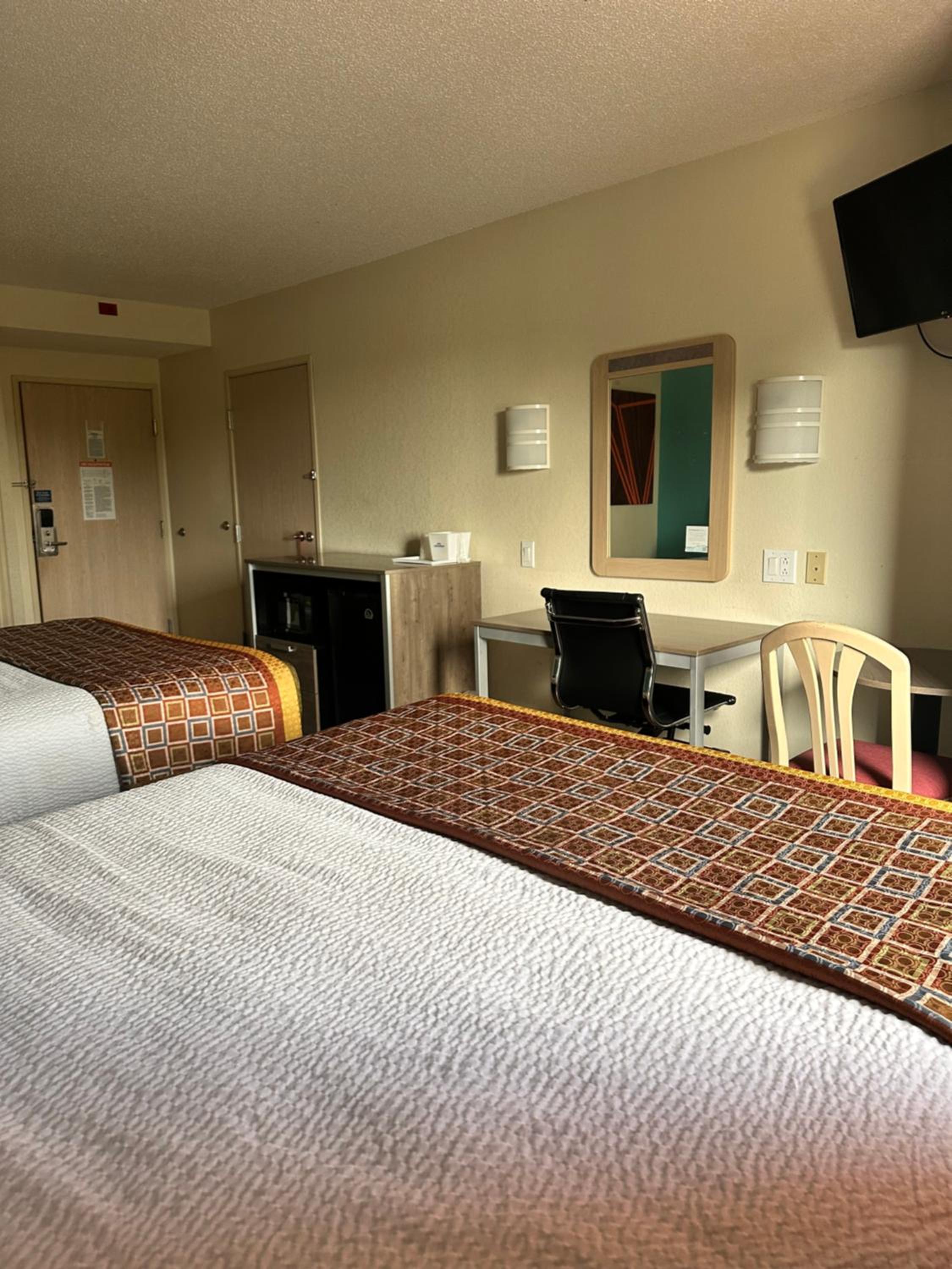 Queen Room with Two Queen Beds - Non-Smoking photo 2