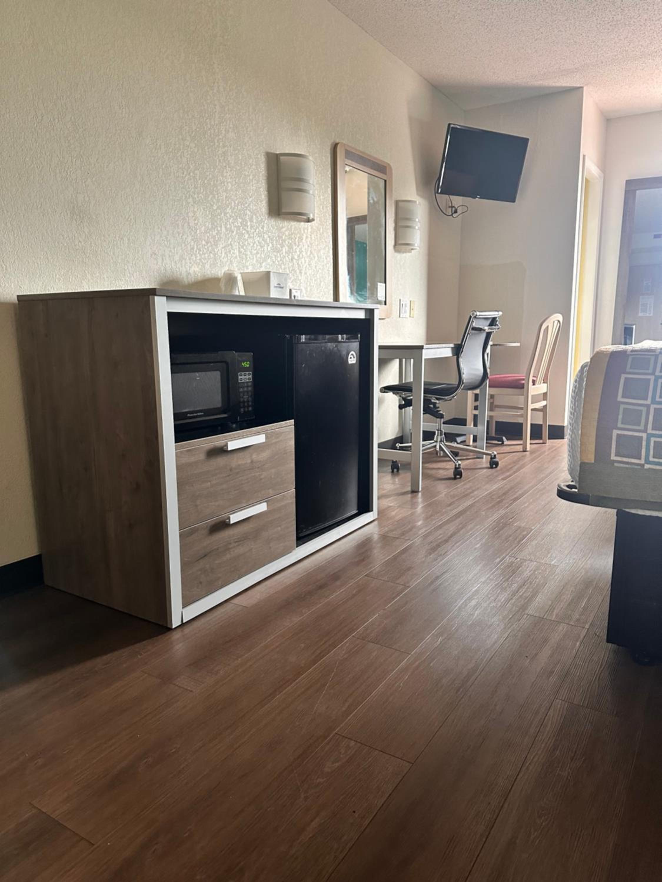 1 King Bed, Mobility Accessible Room, Bathtub w/ Grab Bars, Non-Smoking photo 1