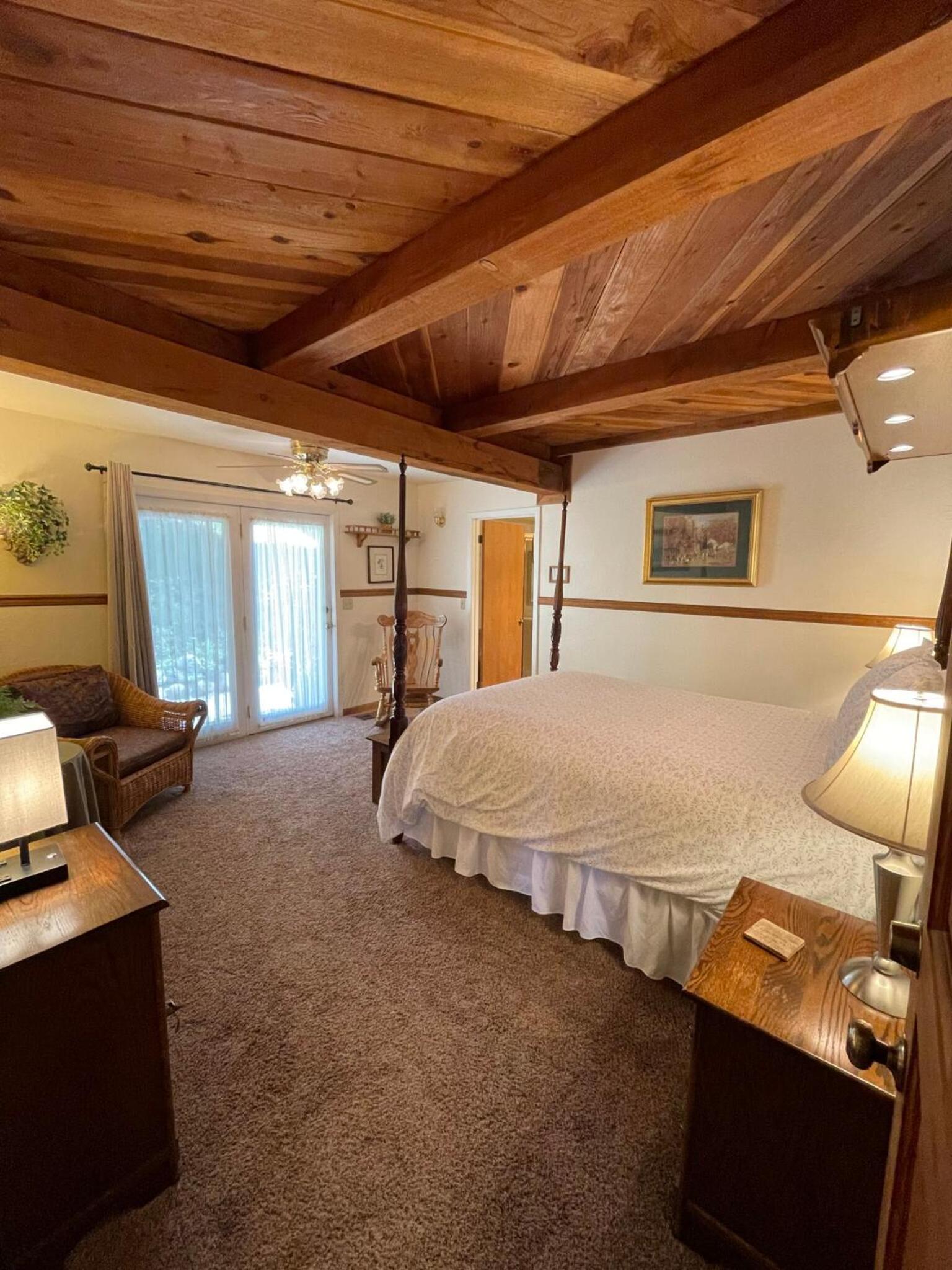 Deluxe Queen Room with Private Bathroom