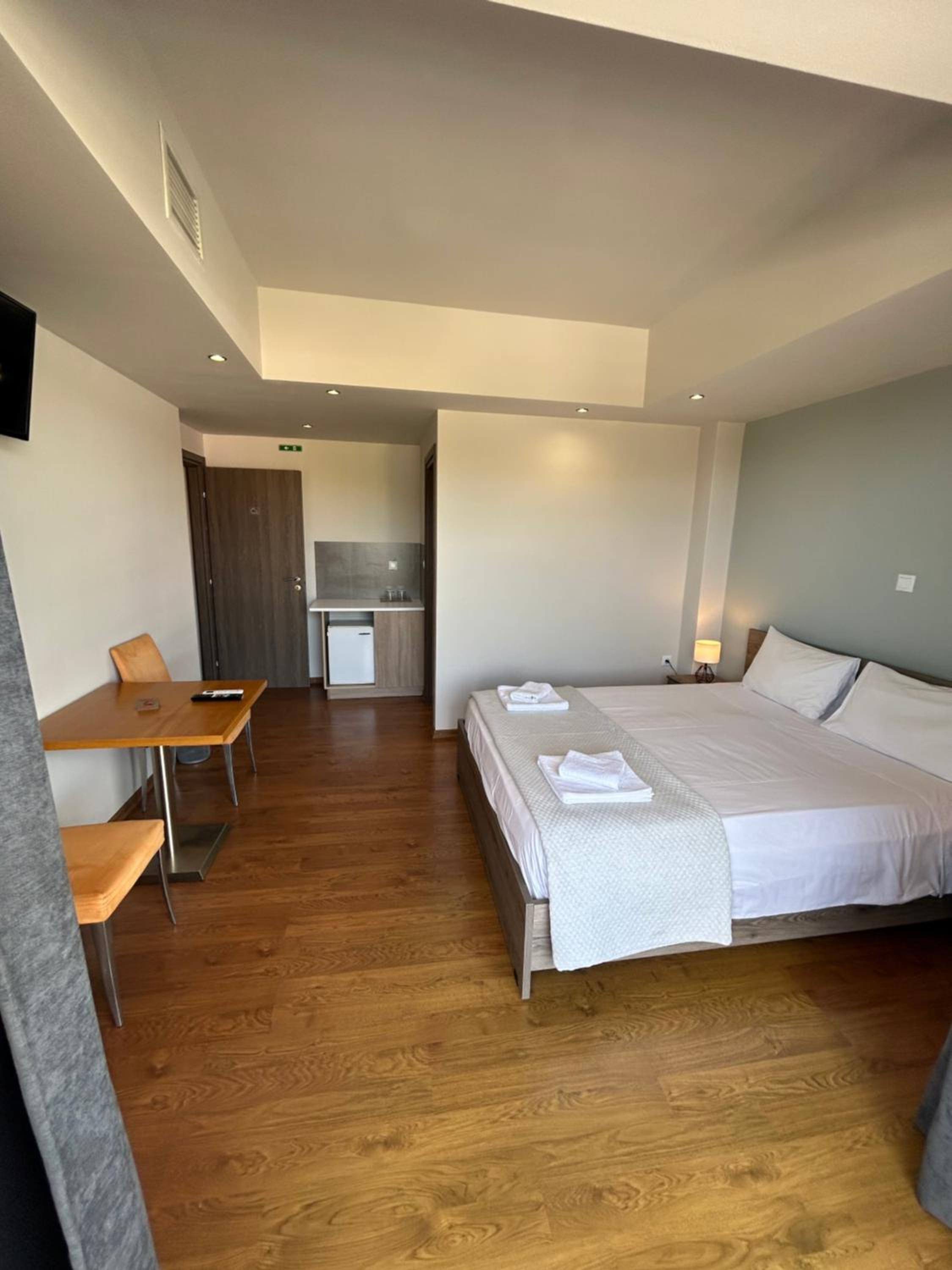Deluxe Double Room with Balcony - Photo 4