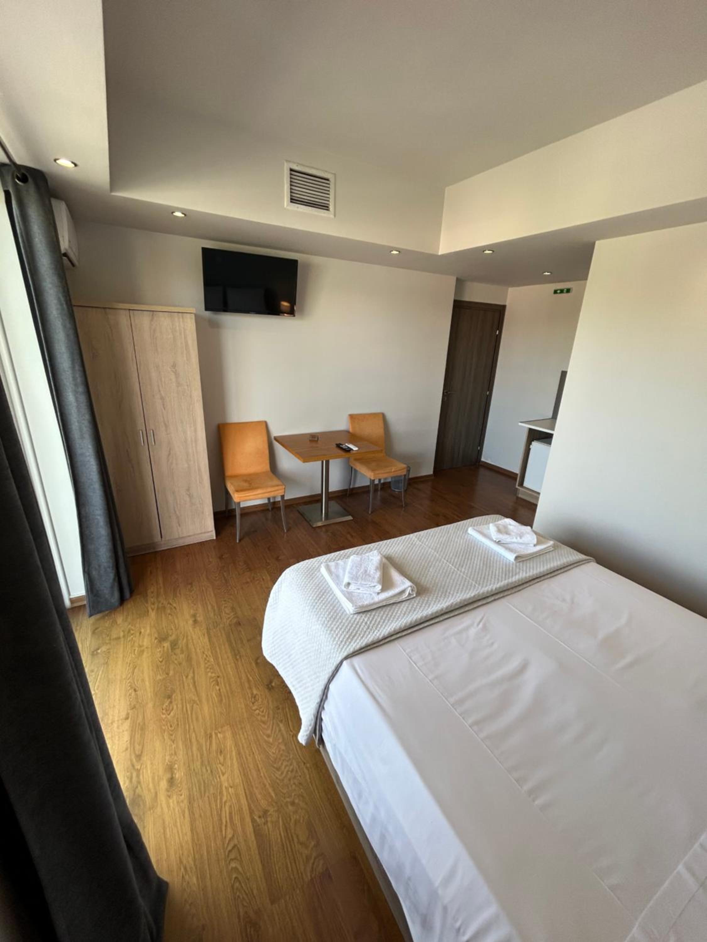Deluxe Double Room with Balcony - Photo 7