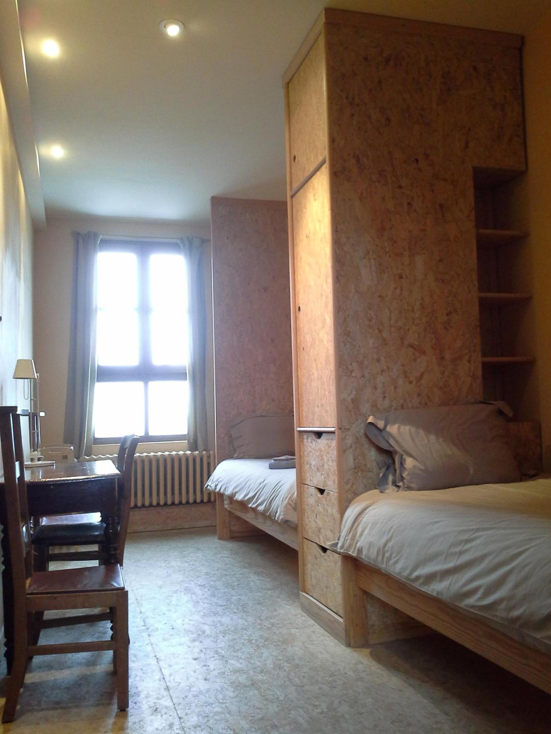 Twin Room with a Private Shower in an External Shared Bathroom photo 1
