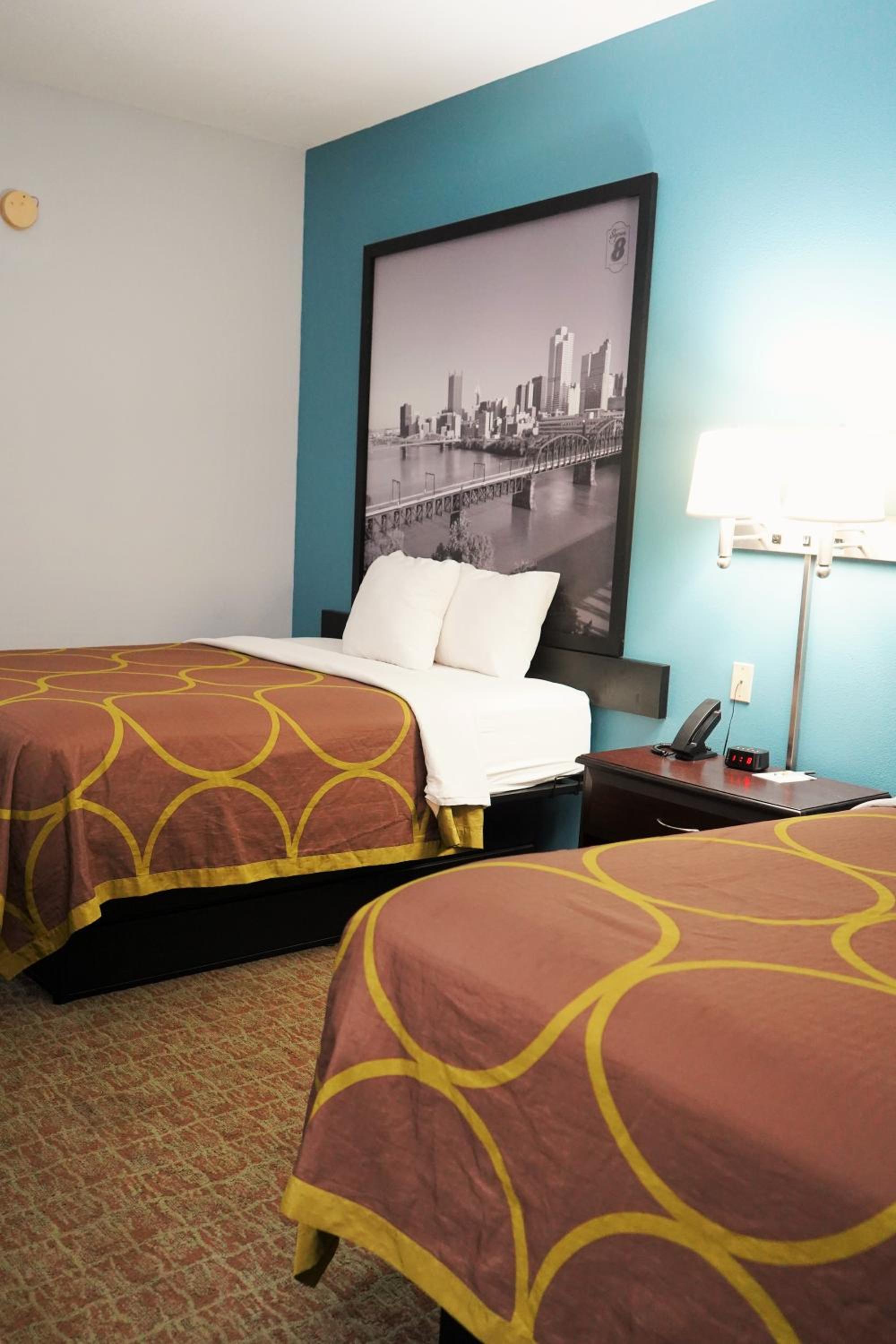 Queen Room with Two Queen Beds - Non-Smoking - Photo 2
