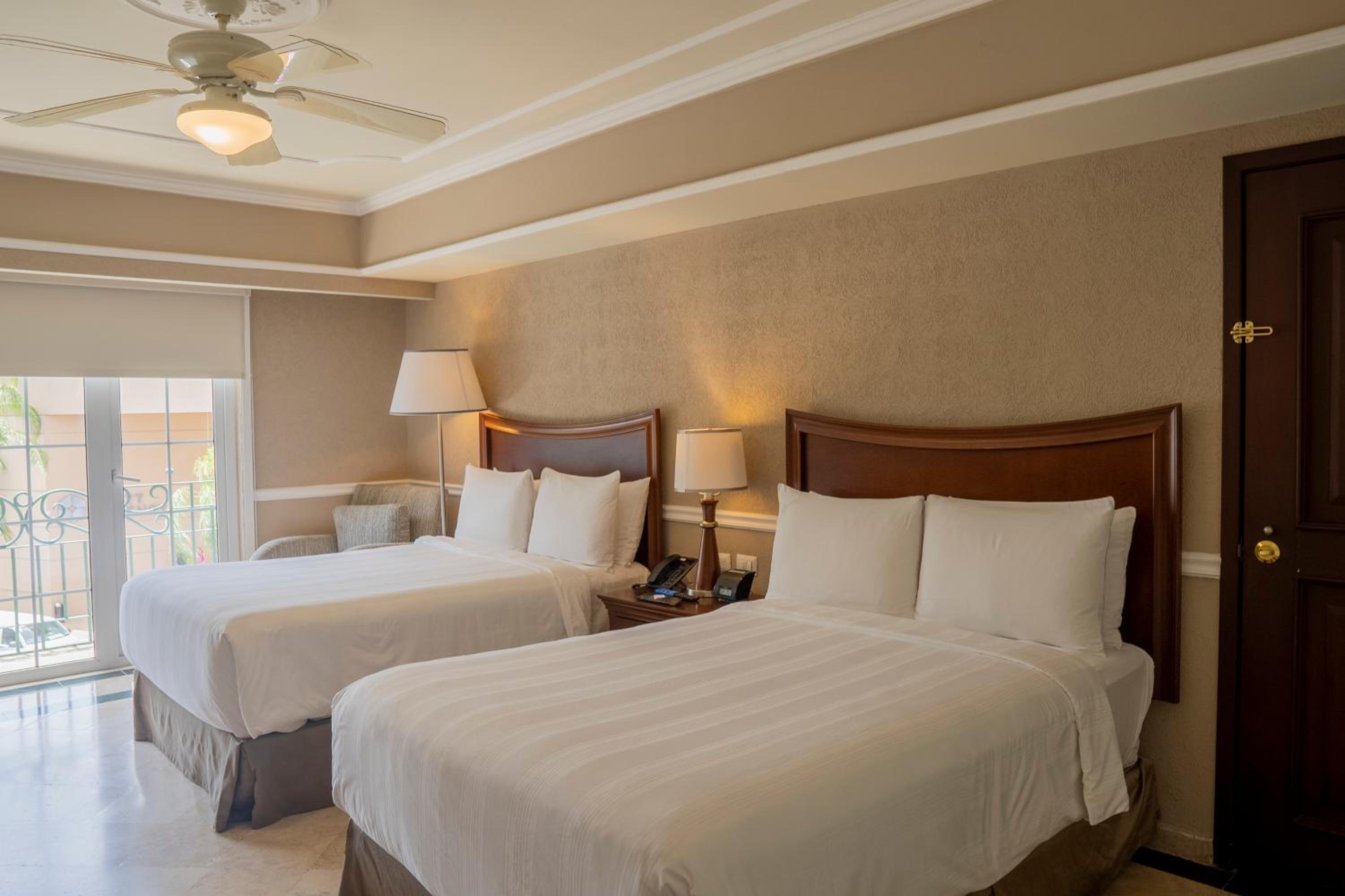 Deluxe Room with Two Double Beds - Photo 4
