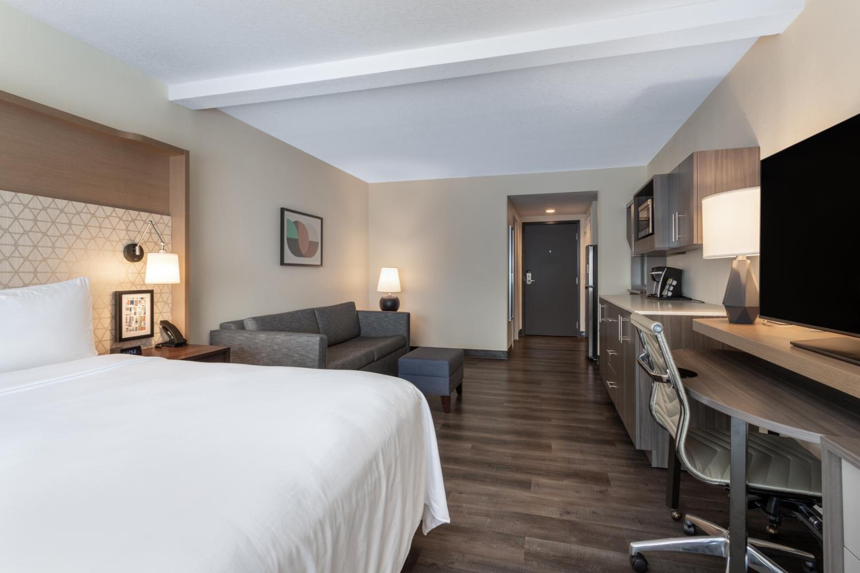 Premium King Room with Sofa Bed - Photo 1