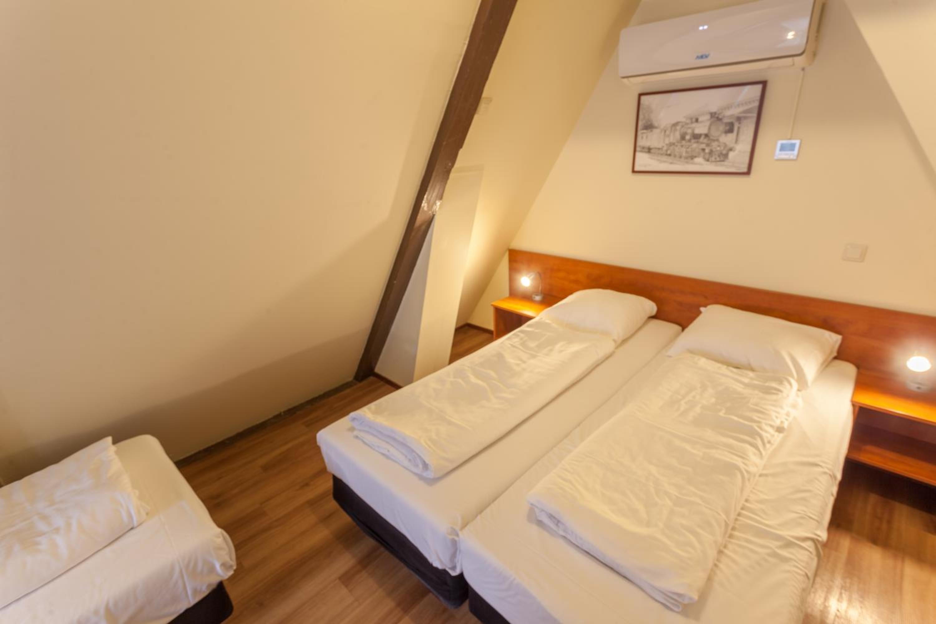 Triple Room thumbnail 5