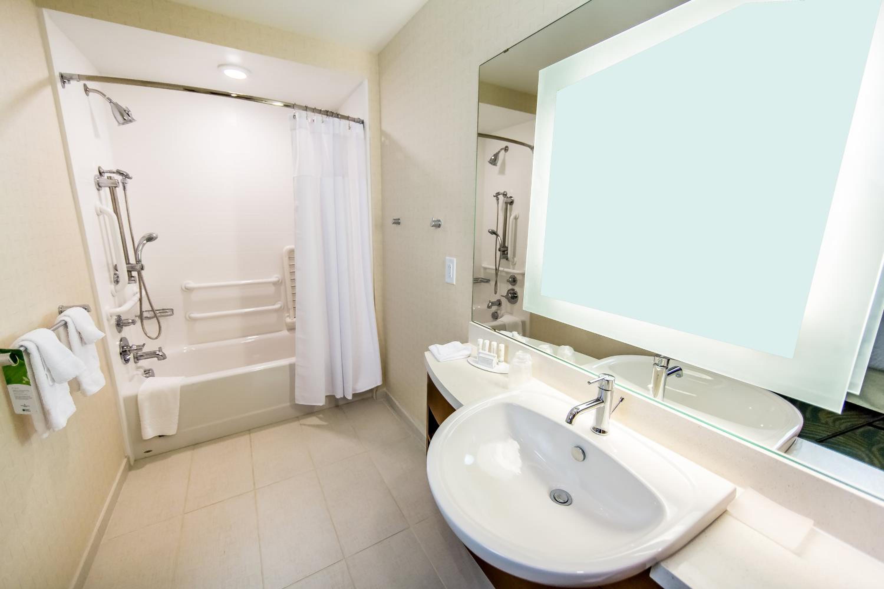 Queen Studio with Sofa Bed and Adapted Tub - Mobility and Hearing Accessible photo 2