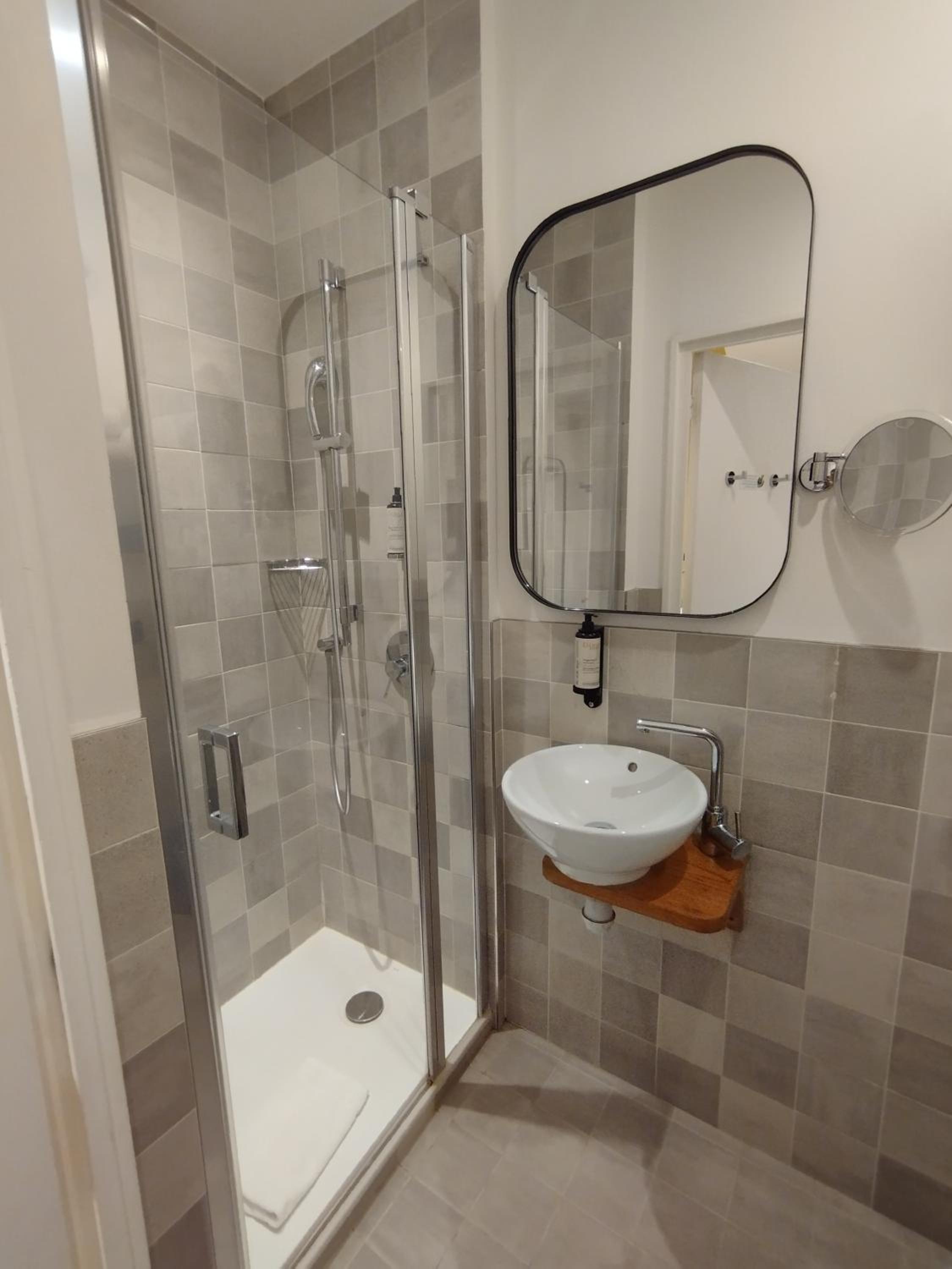 Double with Queen bed or Twin Room, courtyard view photo 3