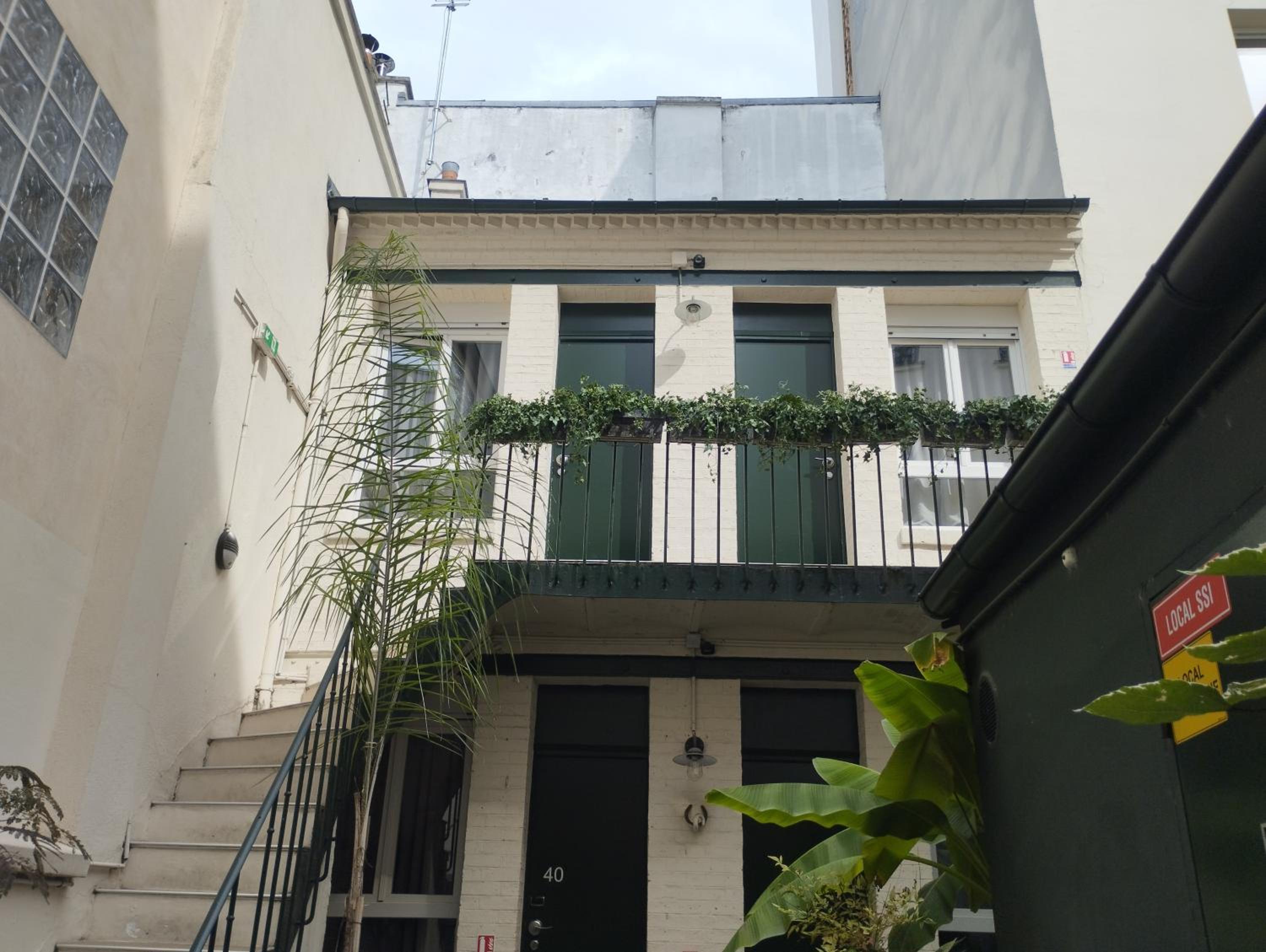 Double with Queen bed or Twin Room, courtyard view photo 2