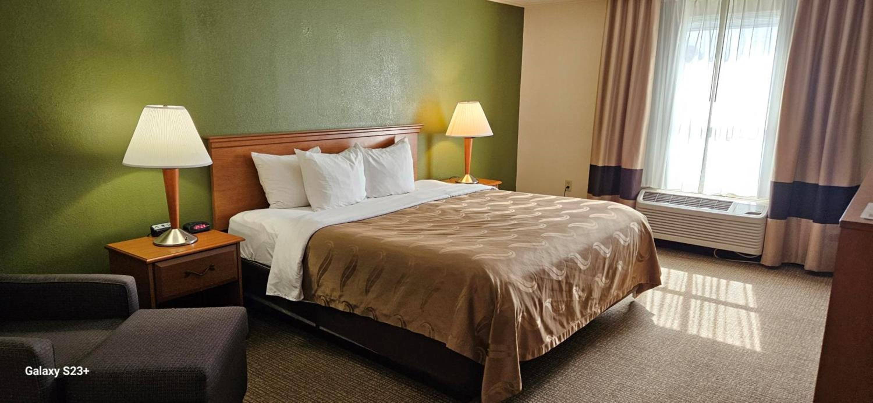 King Room - Non-Smoking photo 2