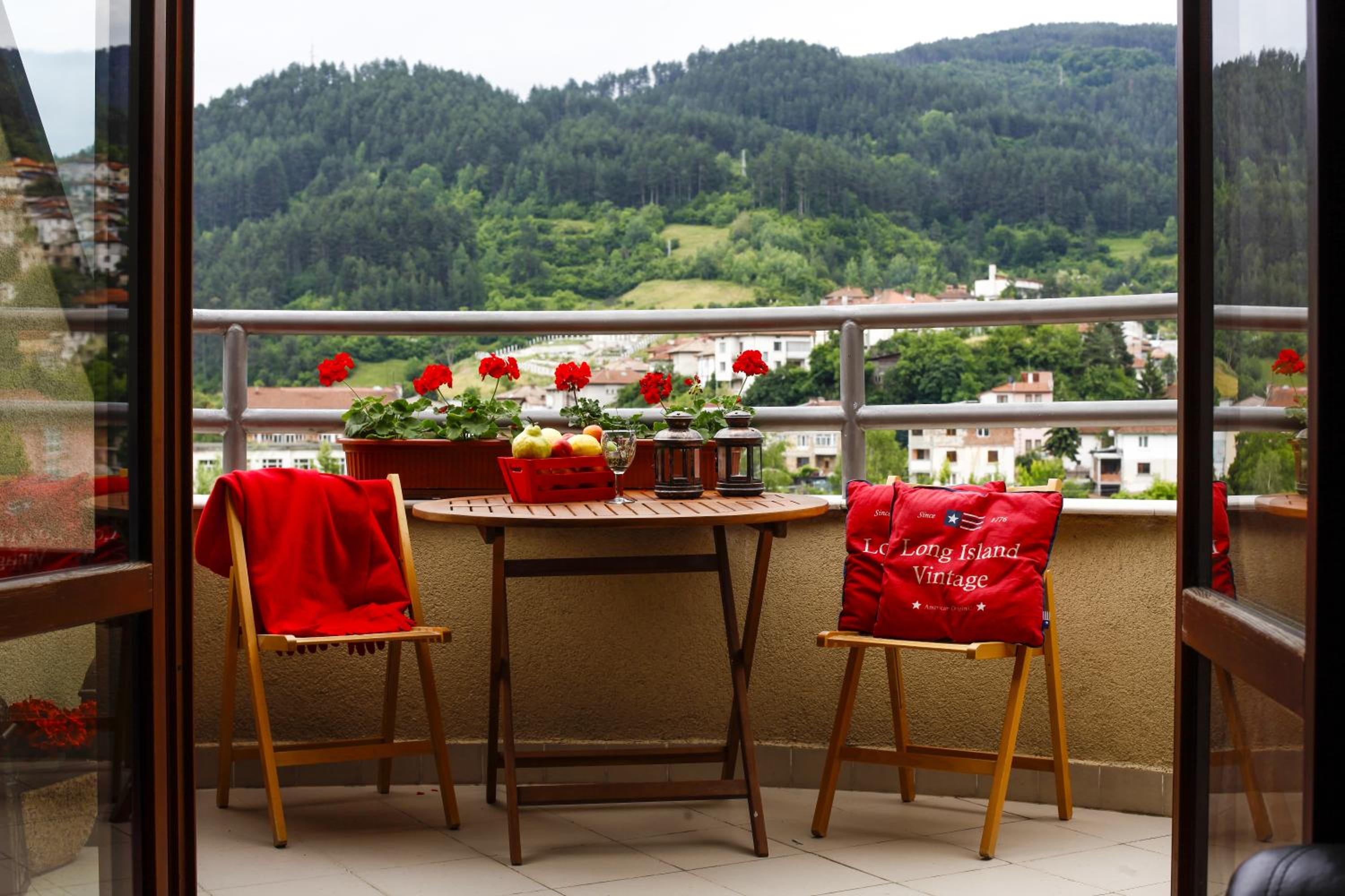 Apartment With Mountain View photo 2
