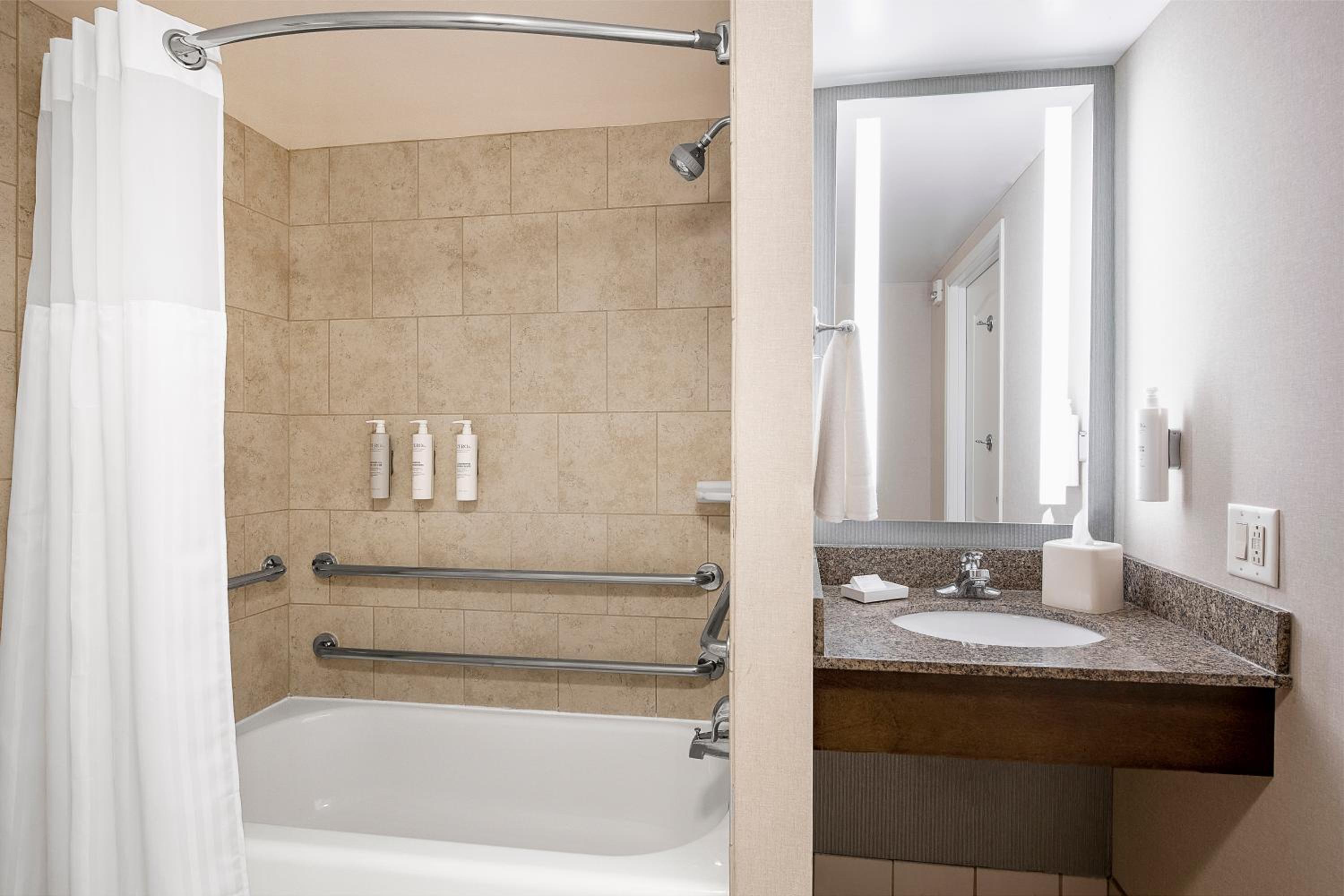 Queen Suite with Two Queen Beds - Disability Access/Bath Tub photo 2