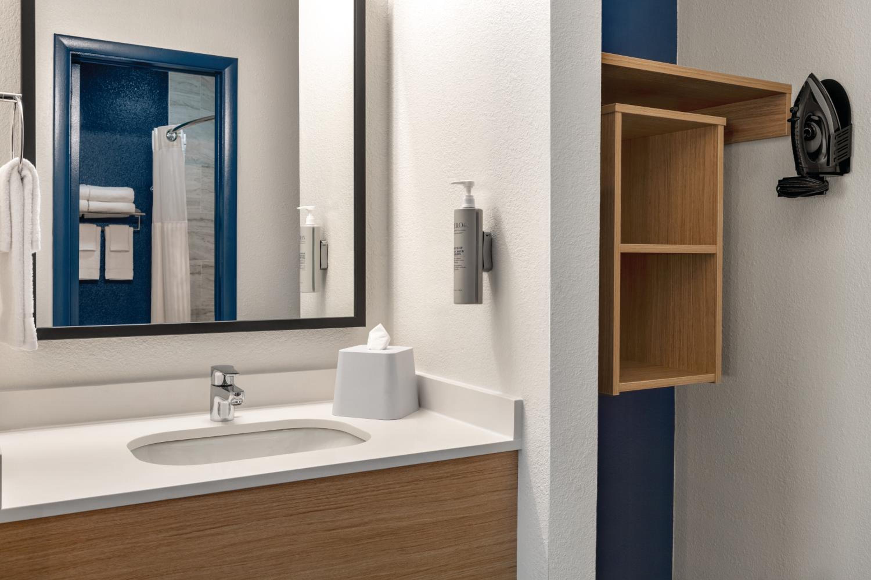 King Room with Roll-In Shower - Mobility Access - Photo 2