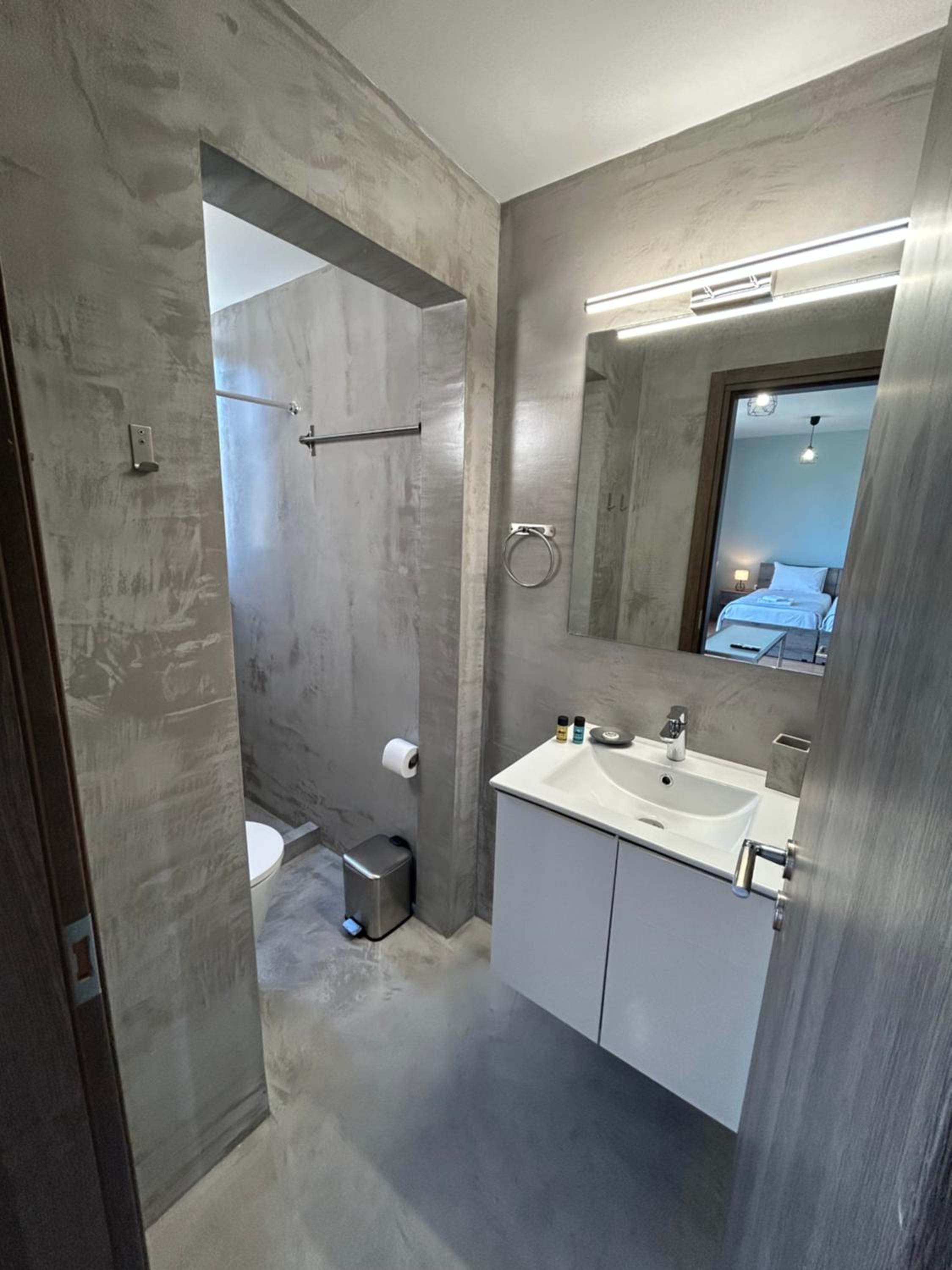 Quadruple Room with Private Bathroom - Photo 3