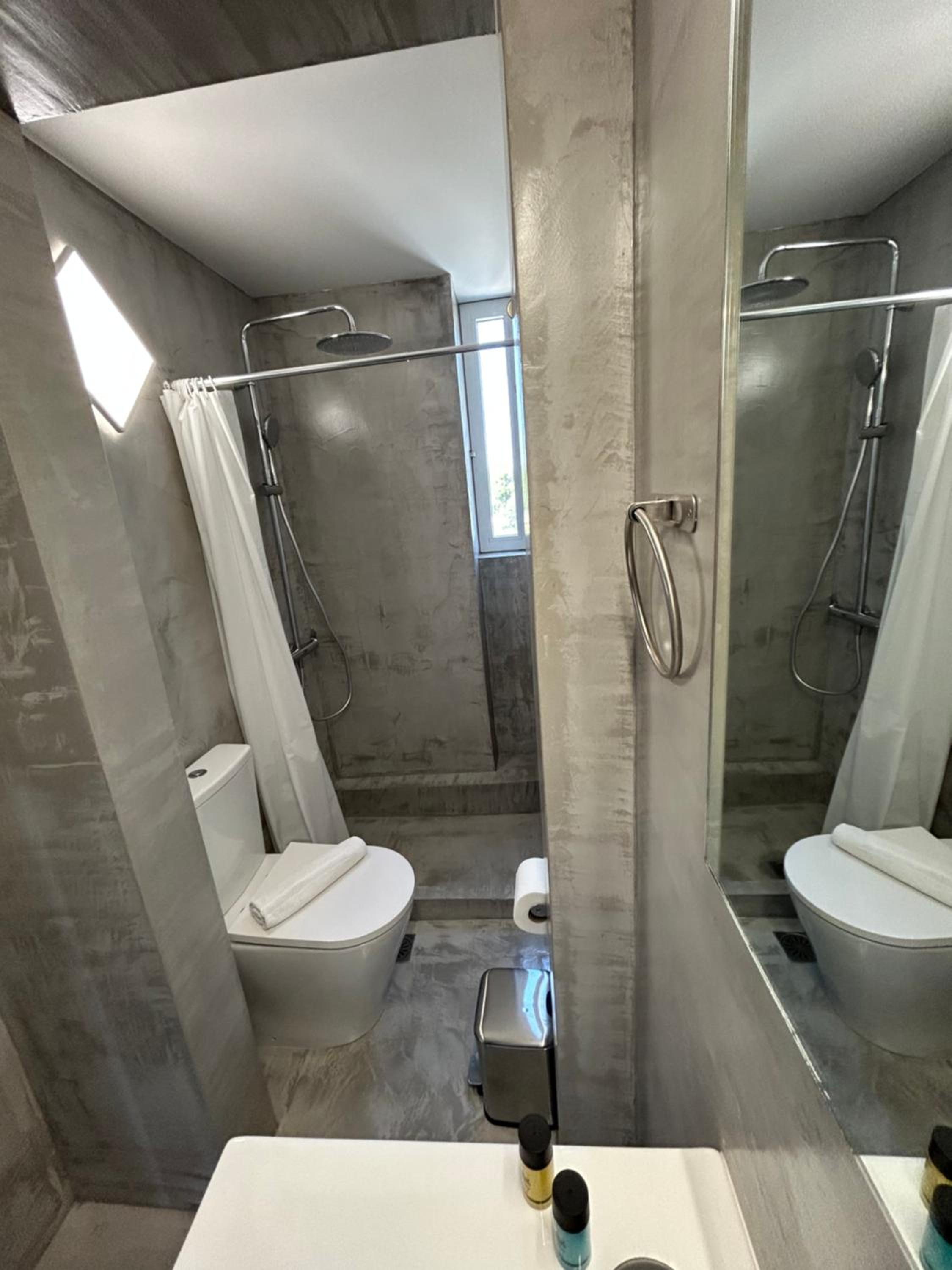Quadruple Room with Private Bathroom - Photo 4