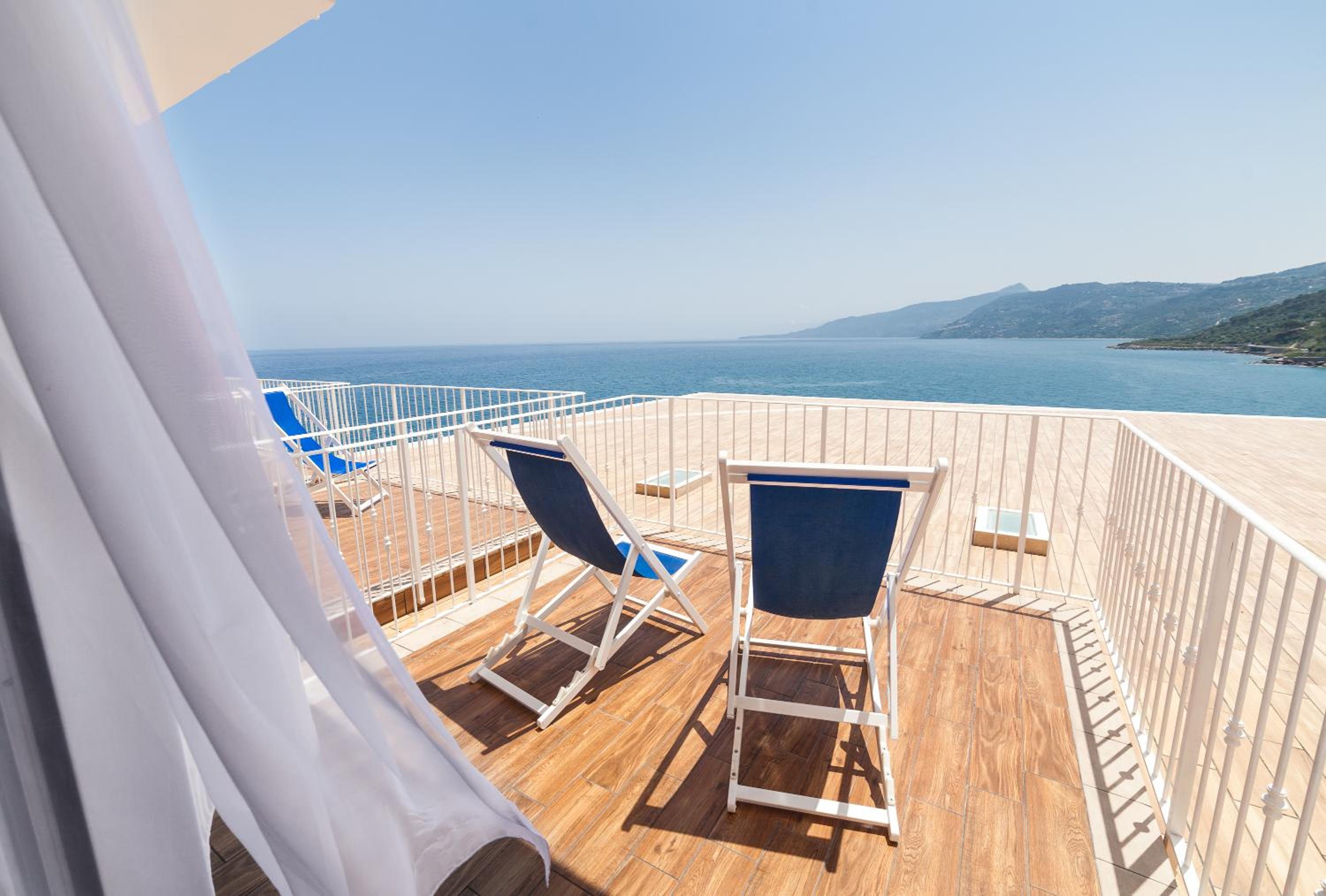 Double Room with Sea View - Photo 9