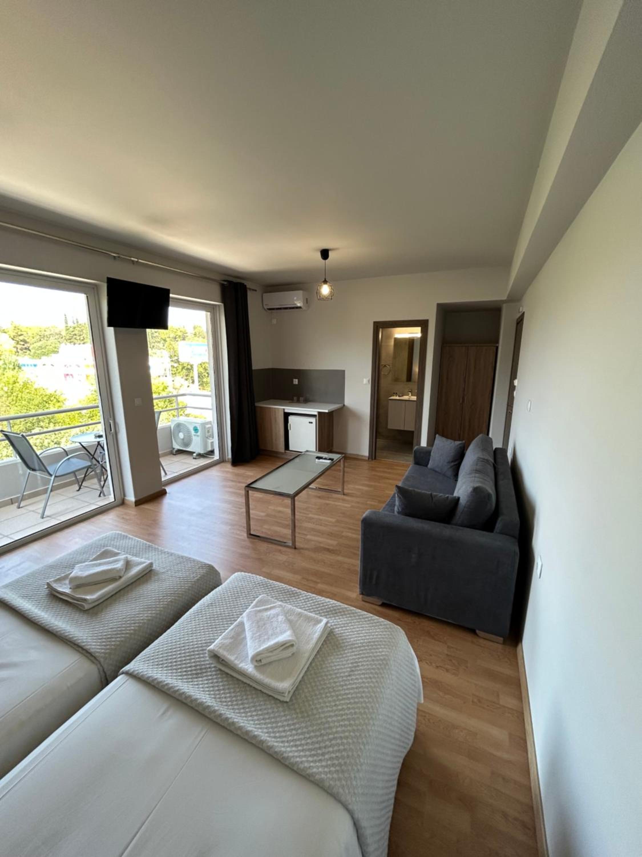 Quadruple Room with Private Bathroom - Photo 8