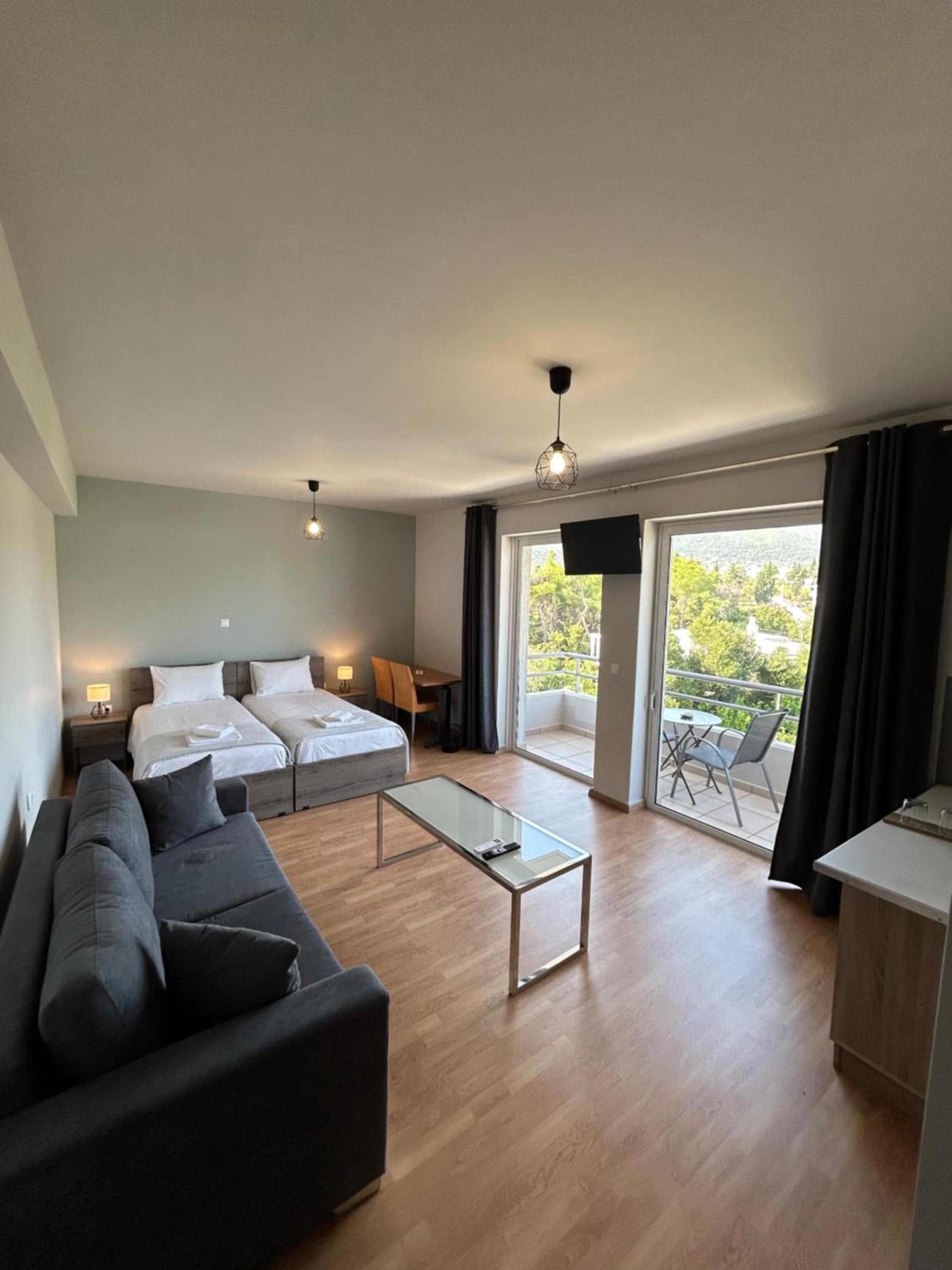 Quadruple Room with Private Bathroom - Photo 1