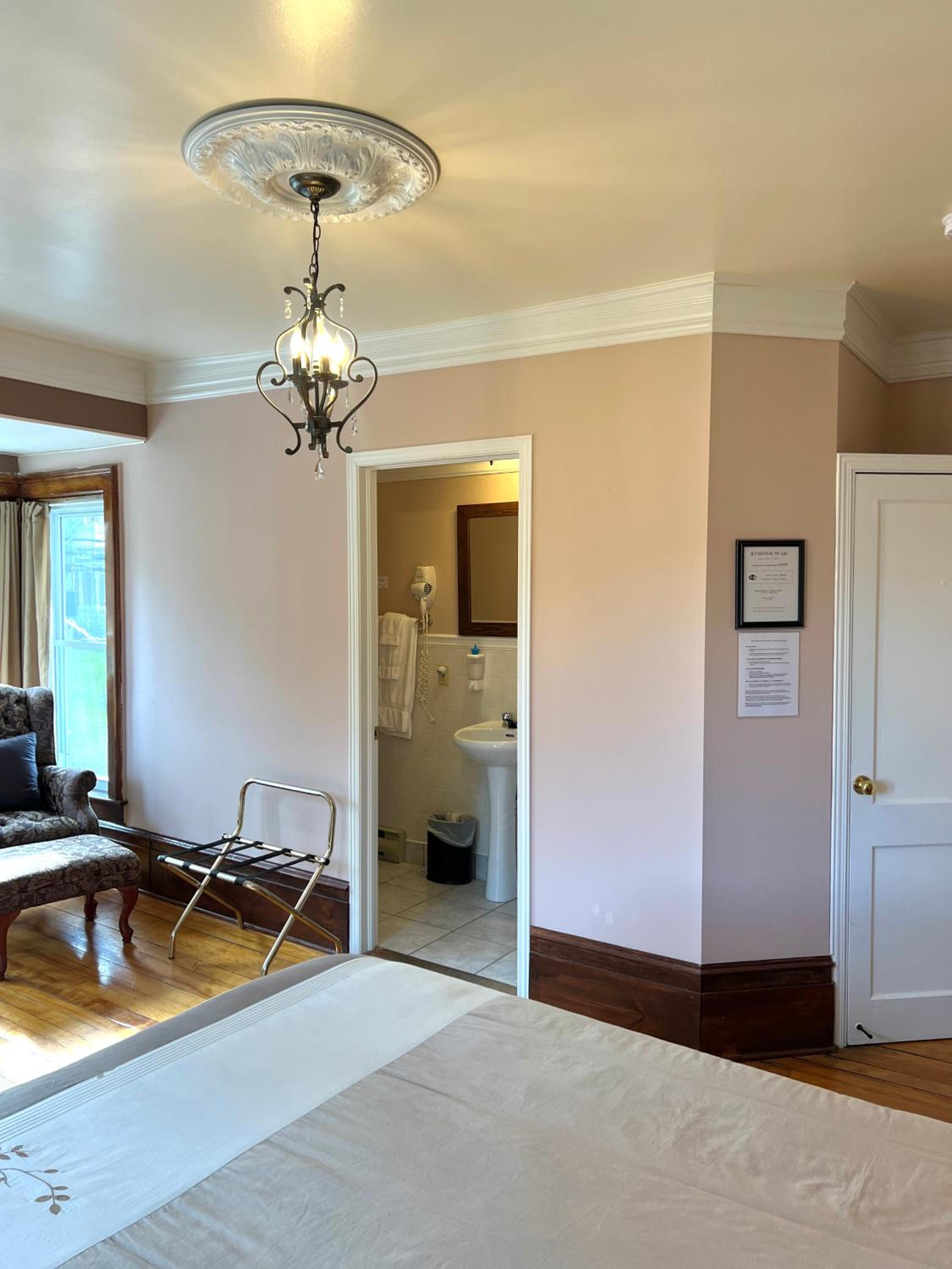 Queen Room photo 1