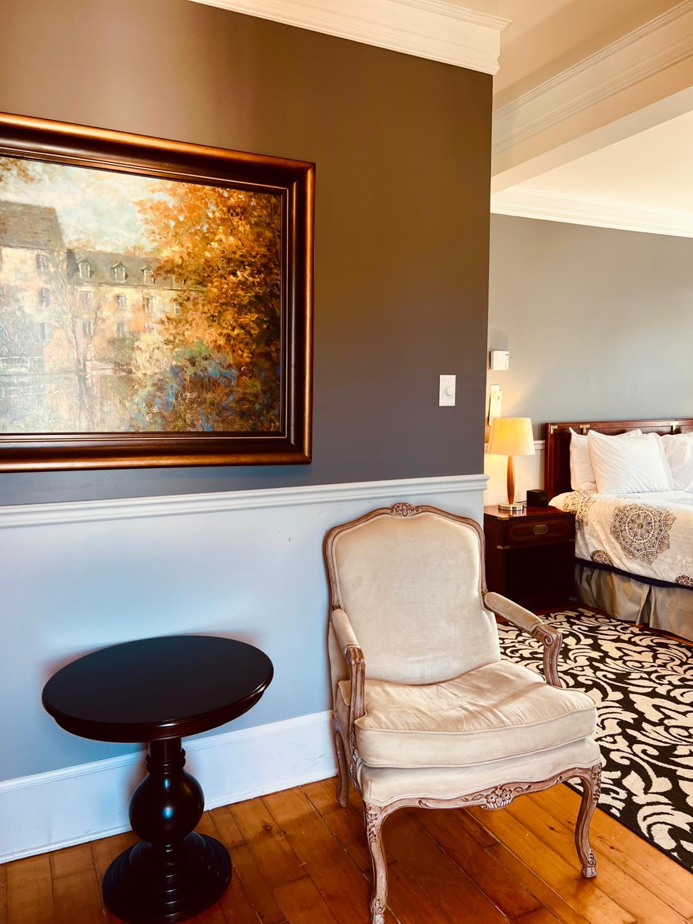 Queen Room photo 2