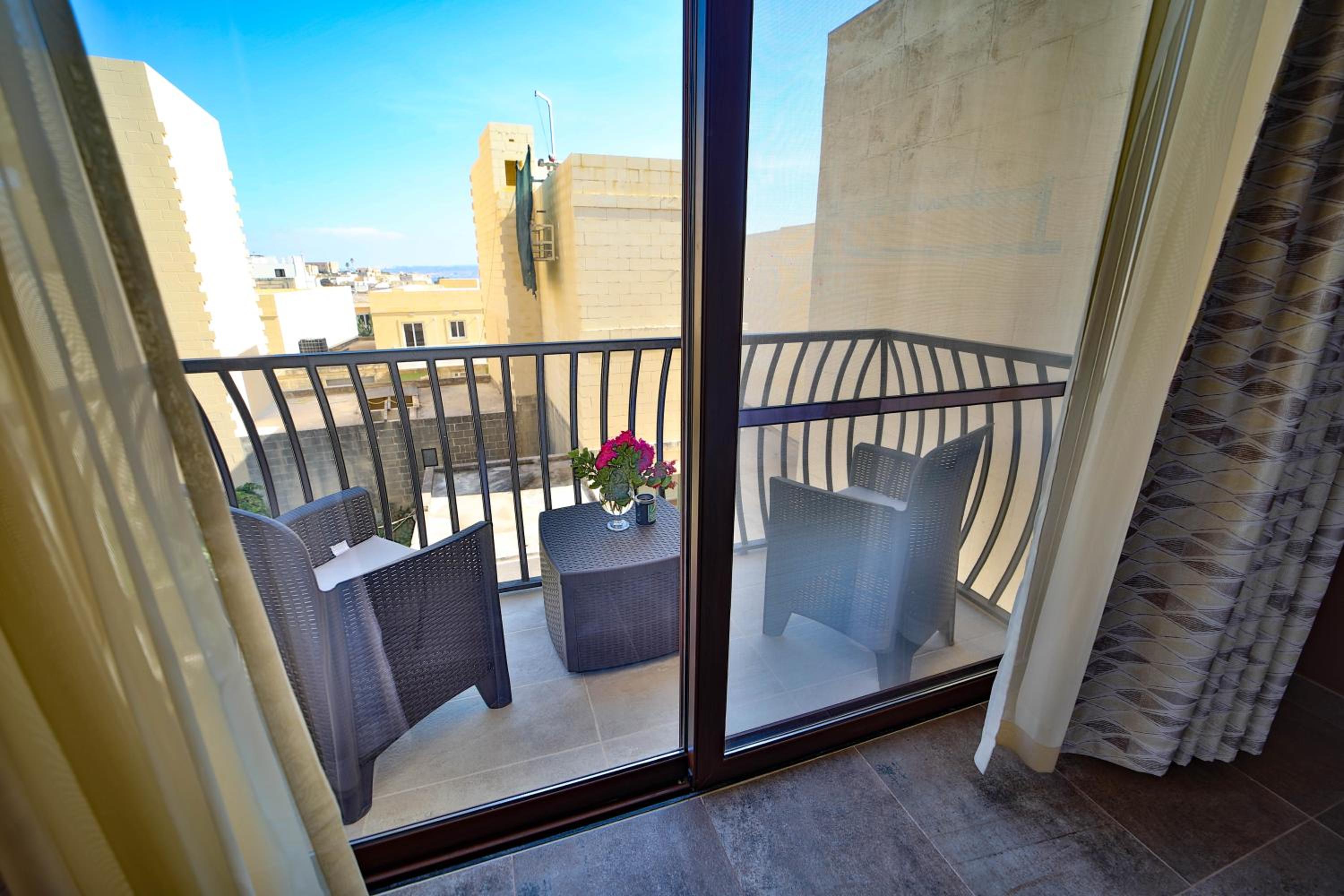Deluxe Double Room with Balcony photo 3
