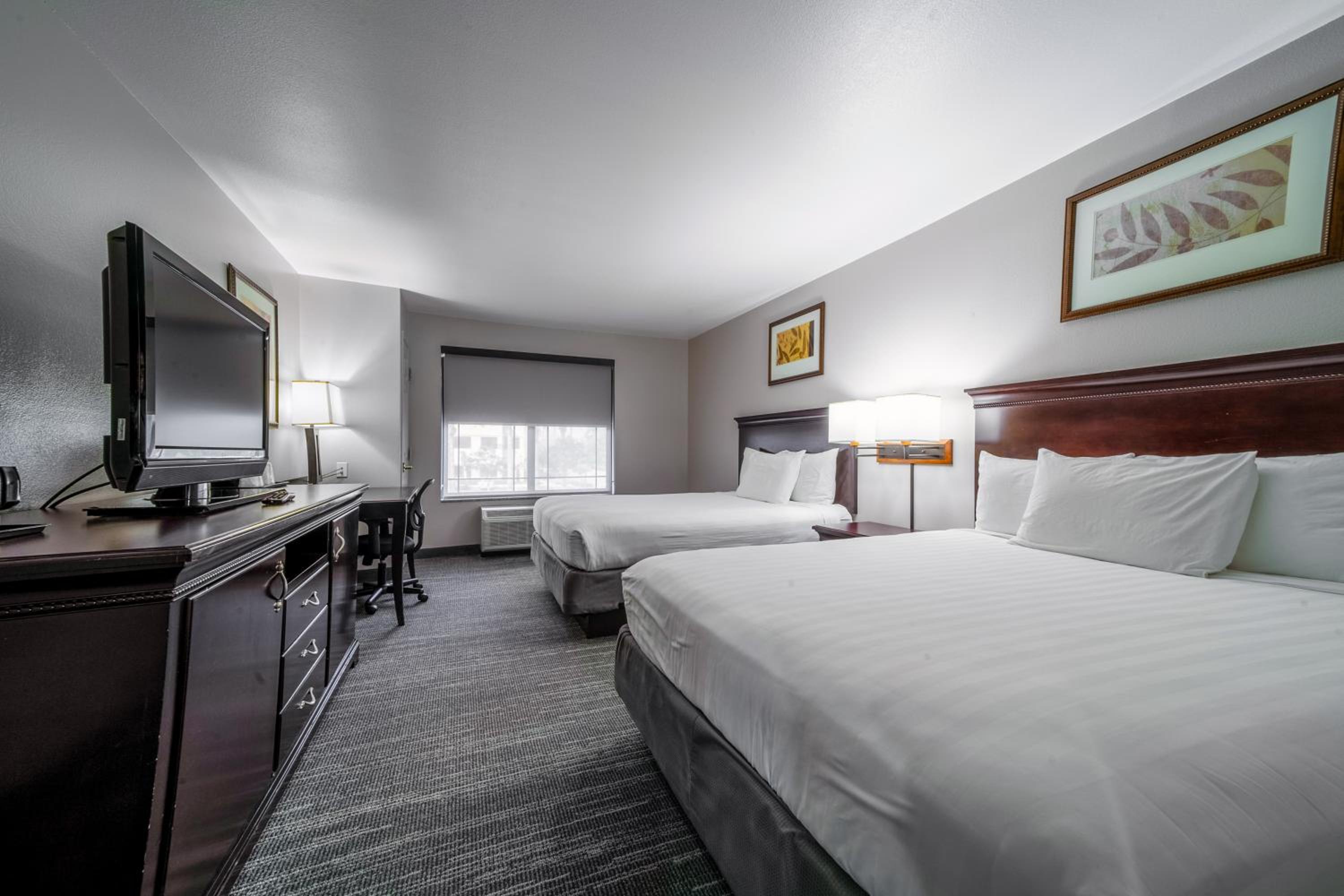 Queen Room with Two Queen Beds - Photo 6