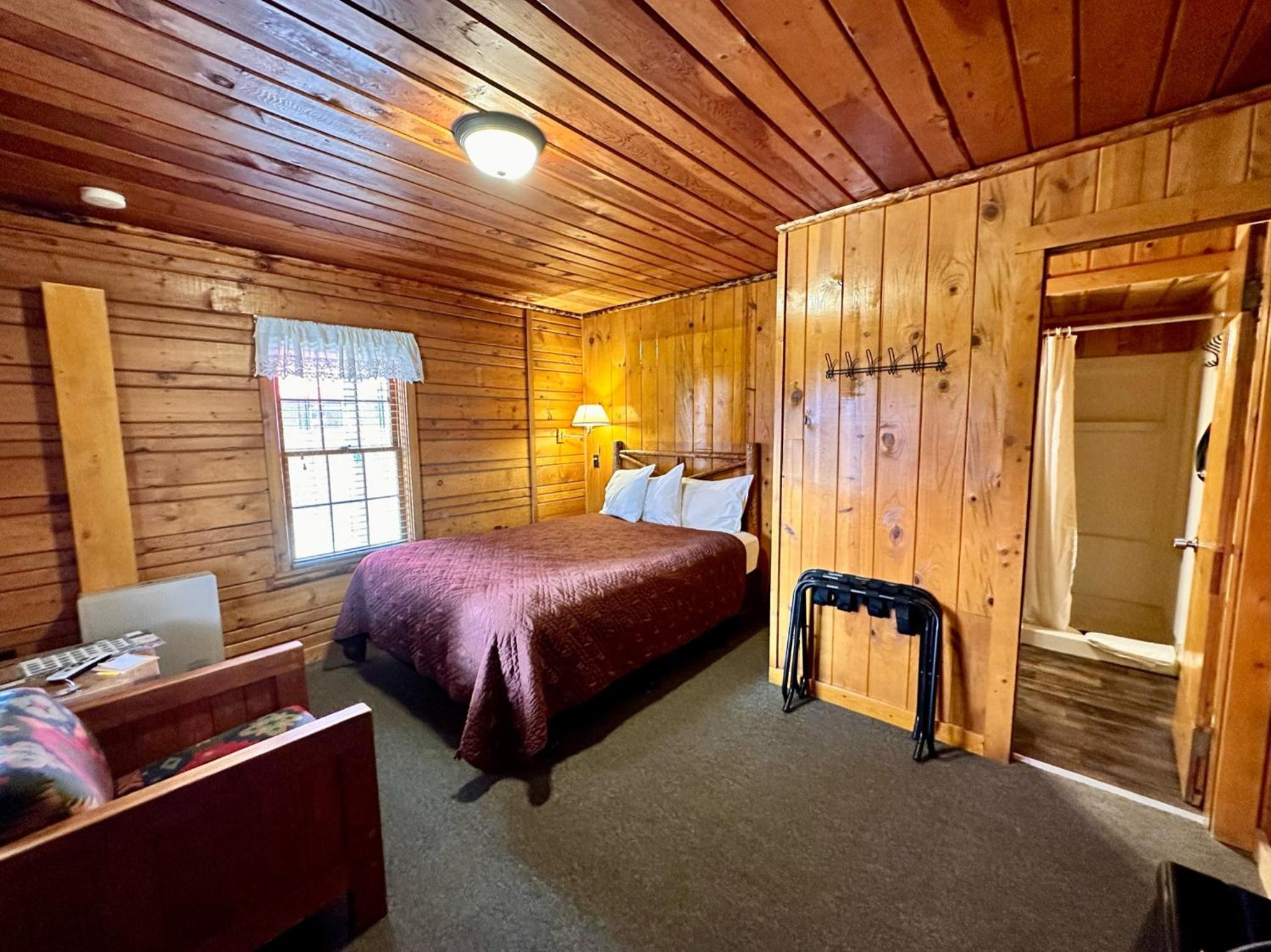 Queen Room photo 2